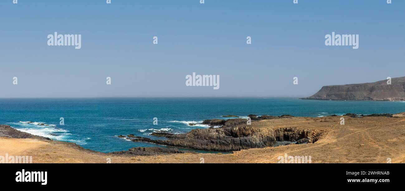 Costa rocciosa: Vista panoramica sull'oceano a Boa Vista, Capo Verde. Foto di alta qualità Foto Stock
