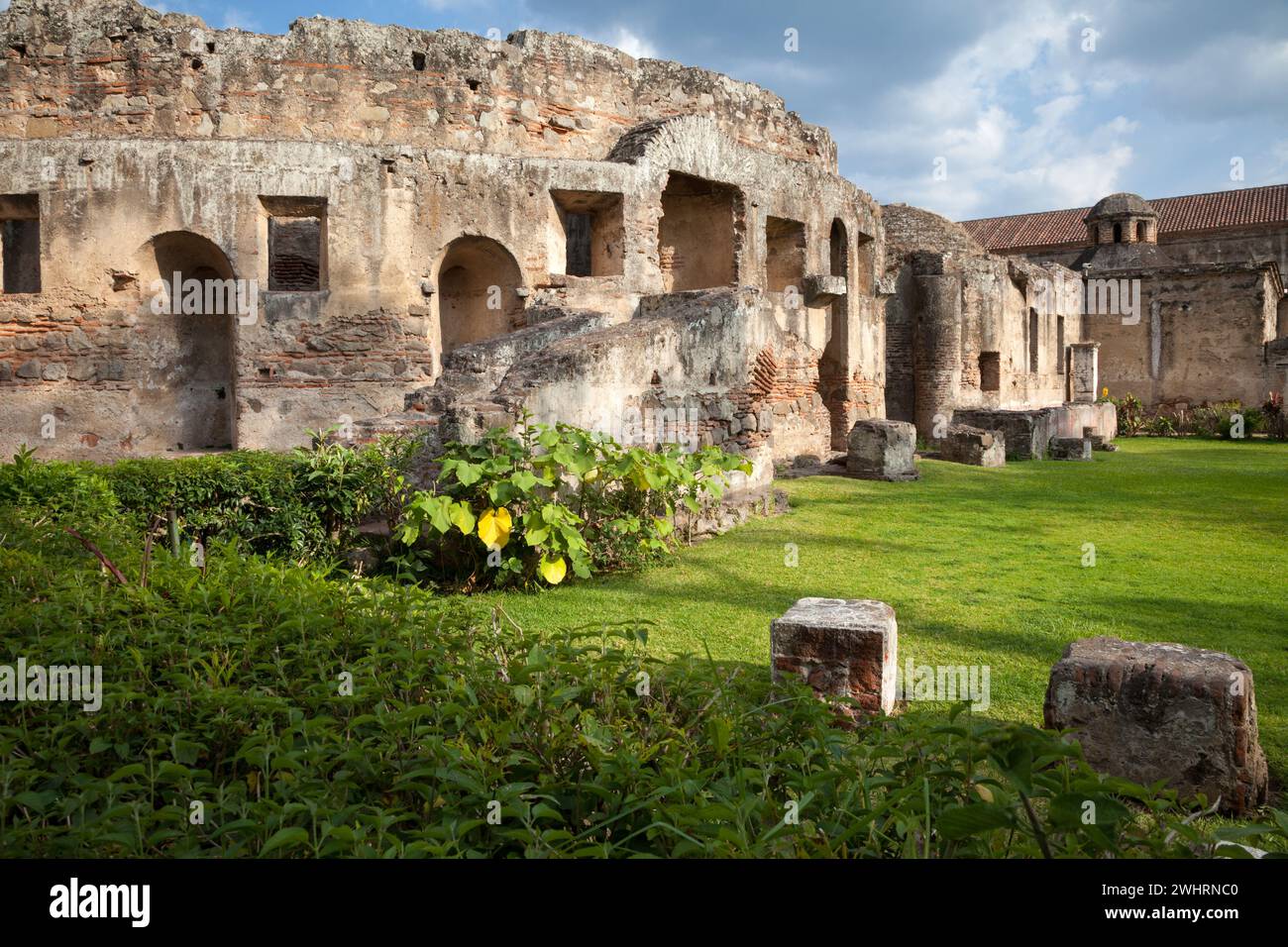 Antigua, Guatemala. Convento di Capuchinas, costruito nel 1736. Giardini fuori dal quartiere vivente delle monache. Nicchie erano stazioni della croce. Foto Stock