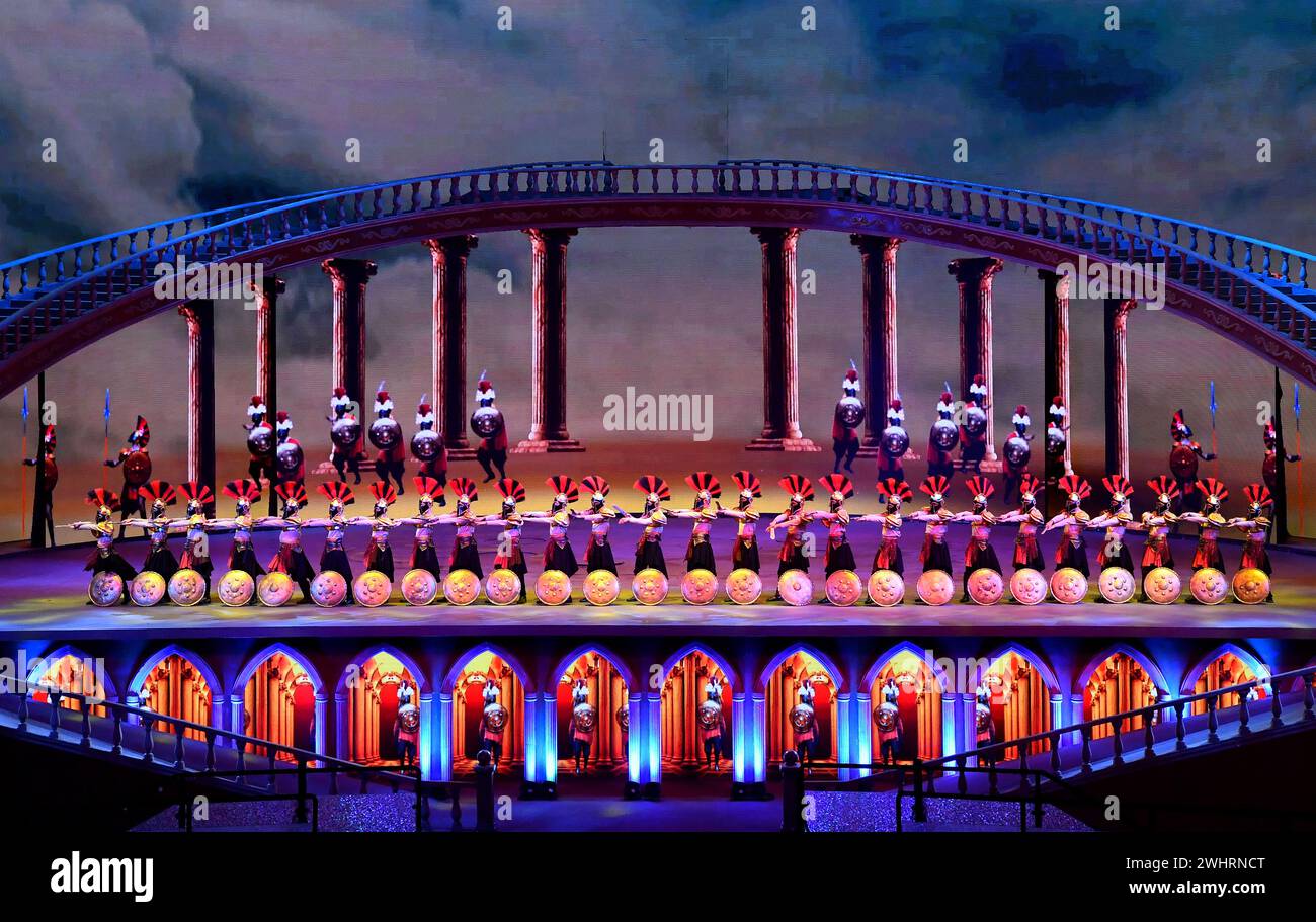 XI'an, la provincia cinese dello Shaanxi. 11 febbraio 2024. La performance live-action Legend of the Camel Bell è in scena a Xi'an, nella provincia di Shaanxi, nel nord-ovest della Cina, l'11 febbraio 2024. Crediti: Liu Xiao/Xinhua/Alamy Live News Foto Stock