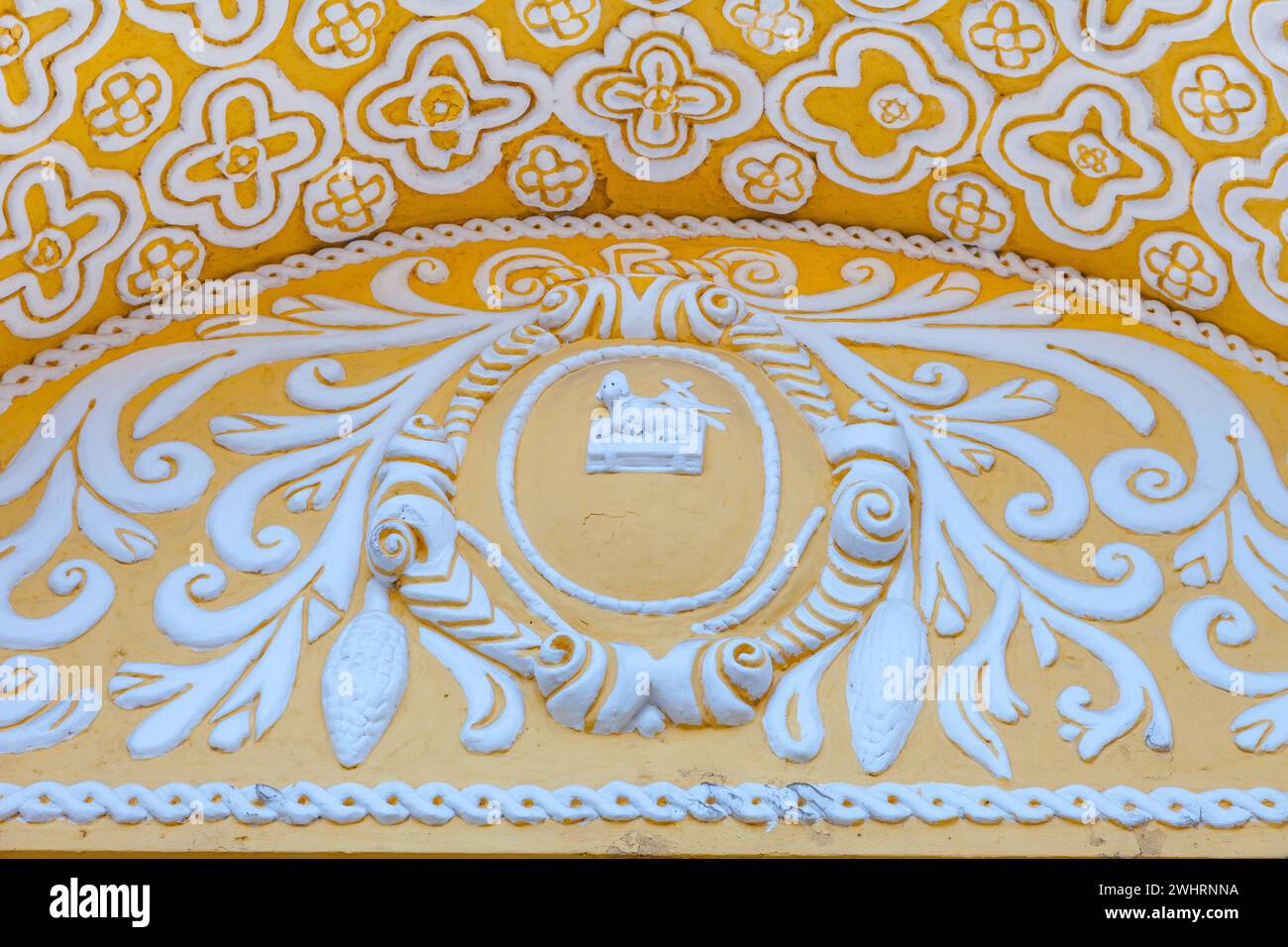 Antigua, Guatemala. Decorazione in stile ataurrique sopra l'ingresso nella chiesa la Merced, completata nel 1767. Foto Stock