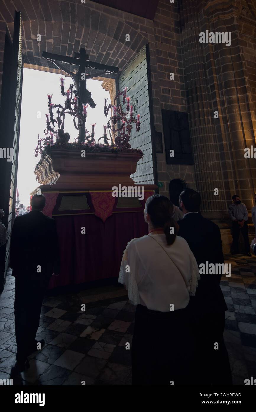 Jerez de la Frontera, Spagna - 11 febbraio 2024: Un momento di riverenza Foto Stock