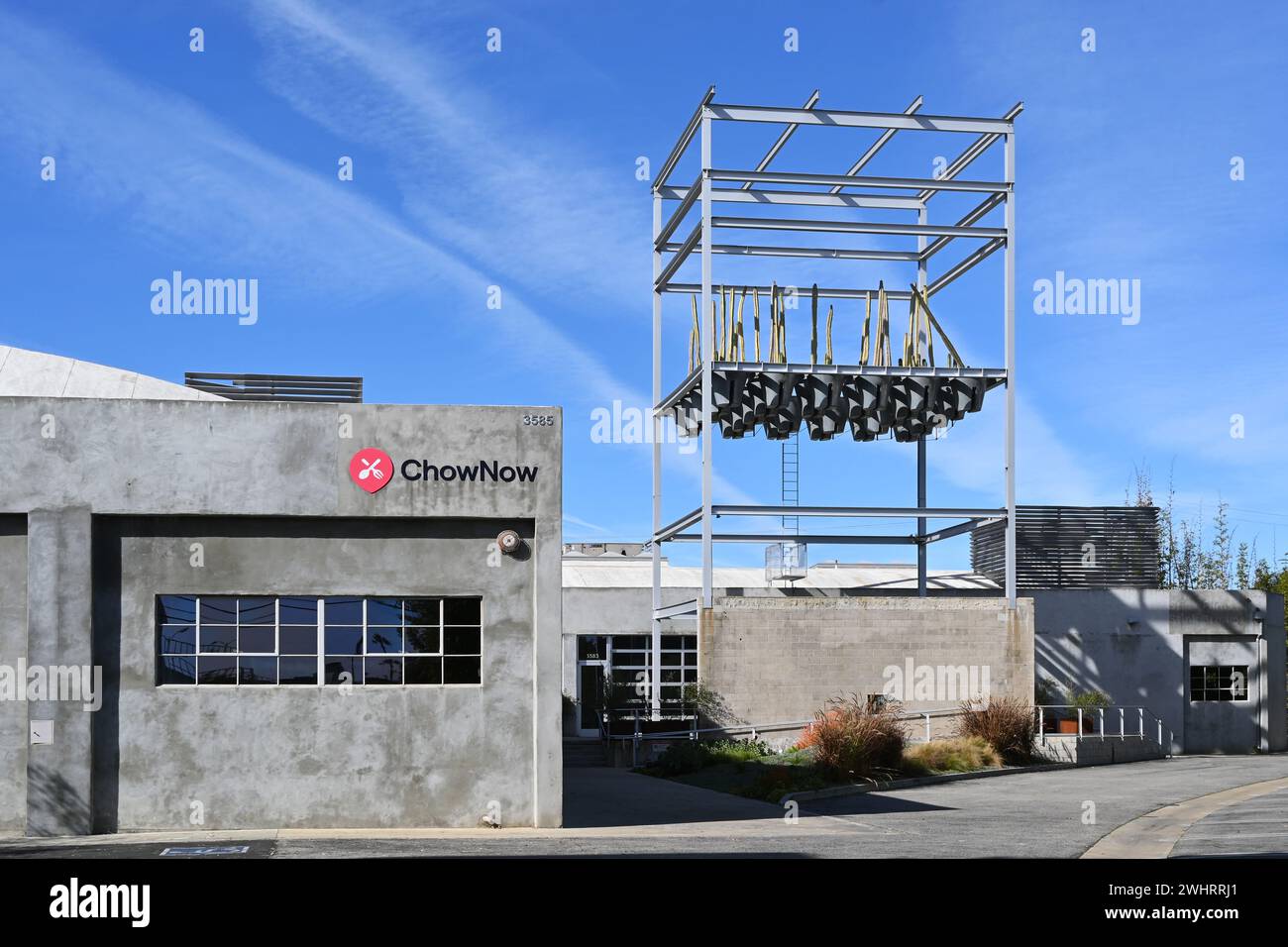 CULVER CITY, CALIFORNIA - 28 GENNAIO 2024: Chow ora quartier generale a Hayde Tract con la Cactus Tower. Foto Stock CULVER CITY, CALIFORNIA - 28 GENNAIO 2024: Chow ora quartier generale a Hayde Tract con la Cactus Tower. Foto Stock