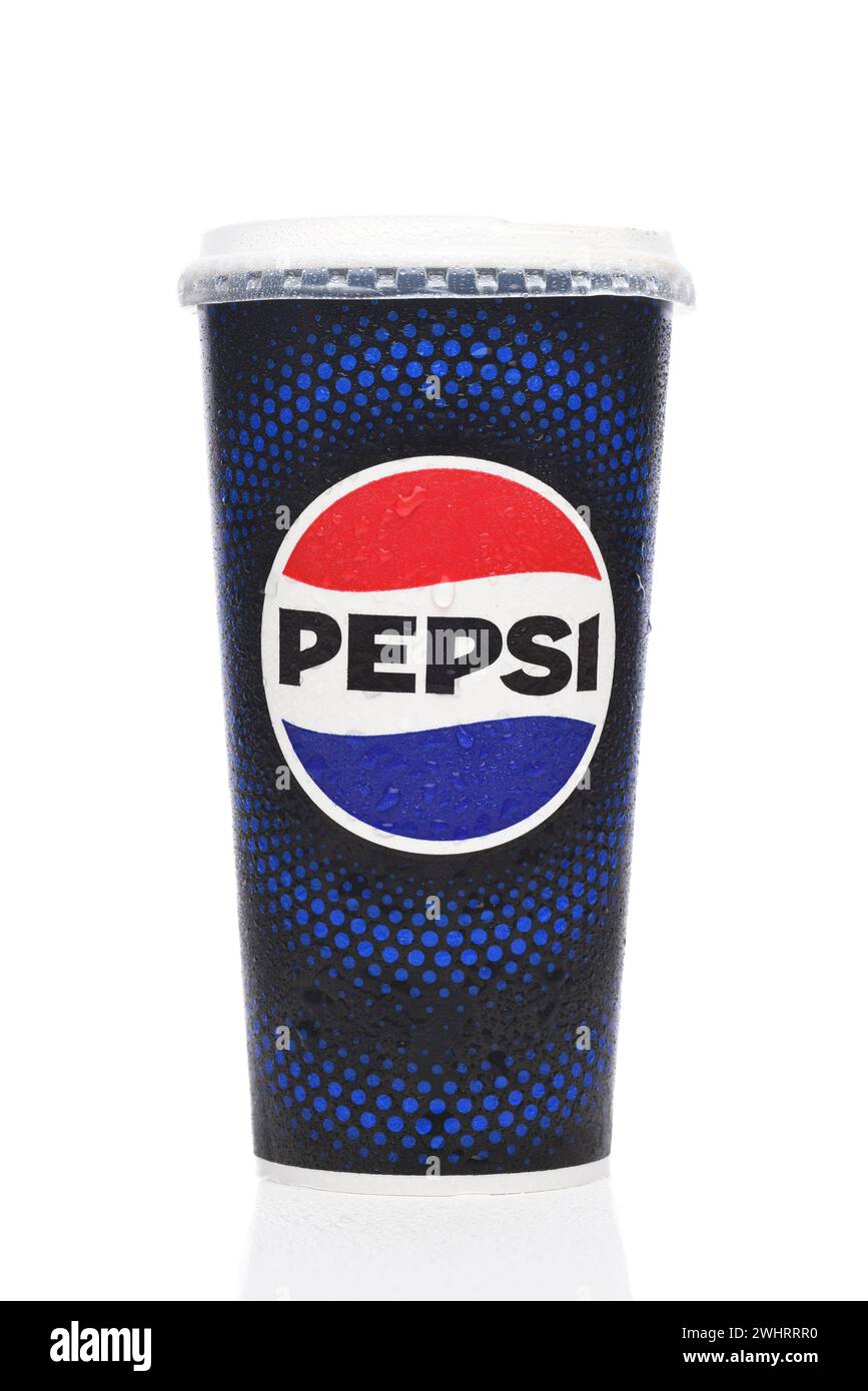IRVINE, CALIFORNIA - 10 febbraio 2024: Una tazza per bevande monouso Pepsi con condensa. Foto Stock