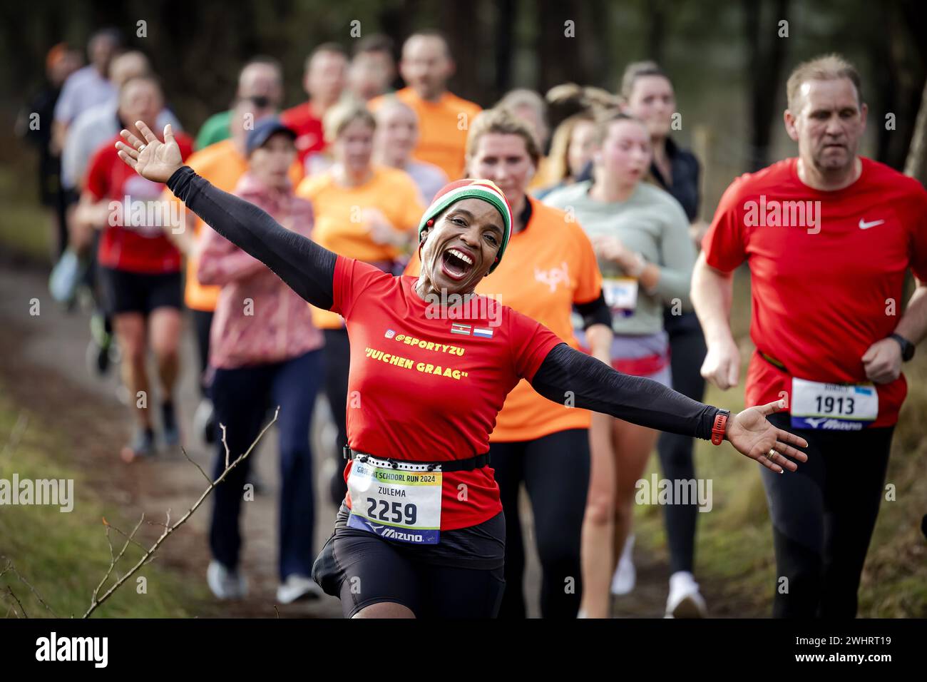 BERGEN - Recreationalists in action during Greetings from Schoorl Run 2024, ten kilometer run. ANP ROBIN VAN LONKHUIJSEN netherlands out - belgium out Foto Stock