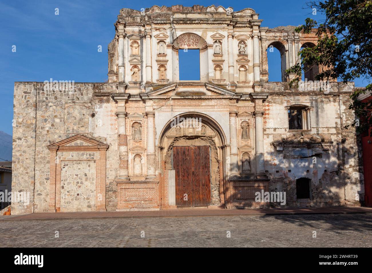 Antigua, Guatemala. Rovine della chiesa e del monastero della Compania de Jesus, distrutte dai terremoti nel XVIII e XX secolo. Foto Stock