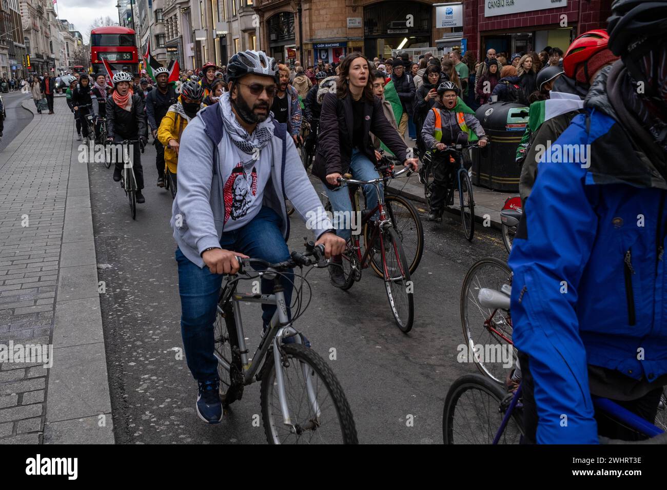 Centinaia di ciclisti attraversano il centro di Londra per un cessate il fuoco a Gaza. Foto Stock