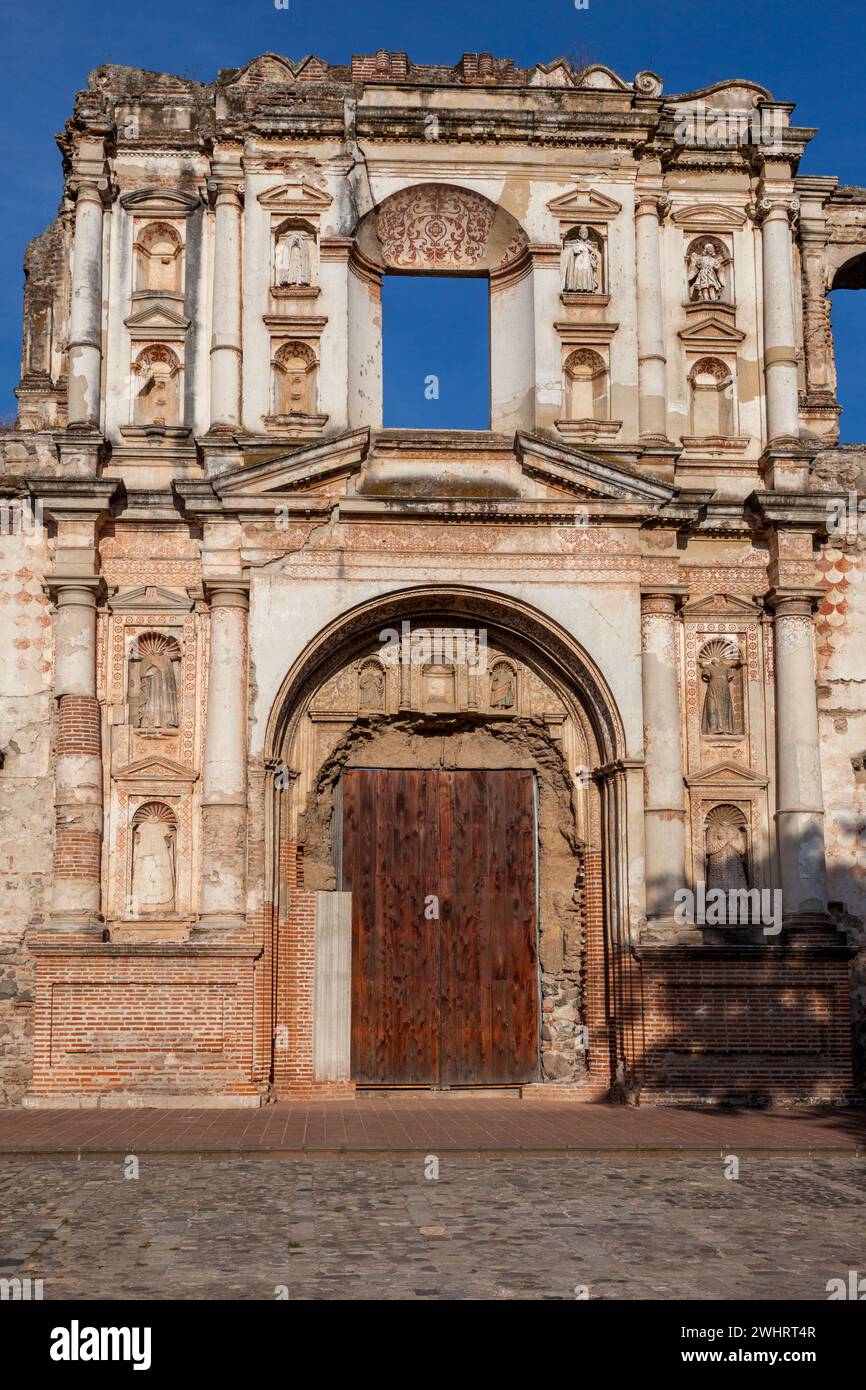 Antigua, Guatemala. Rovine della chiesa e del monastero della Compania de Jesus, distrutte dai terremoti nel XVIII e XX secolo. Foto Stock