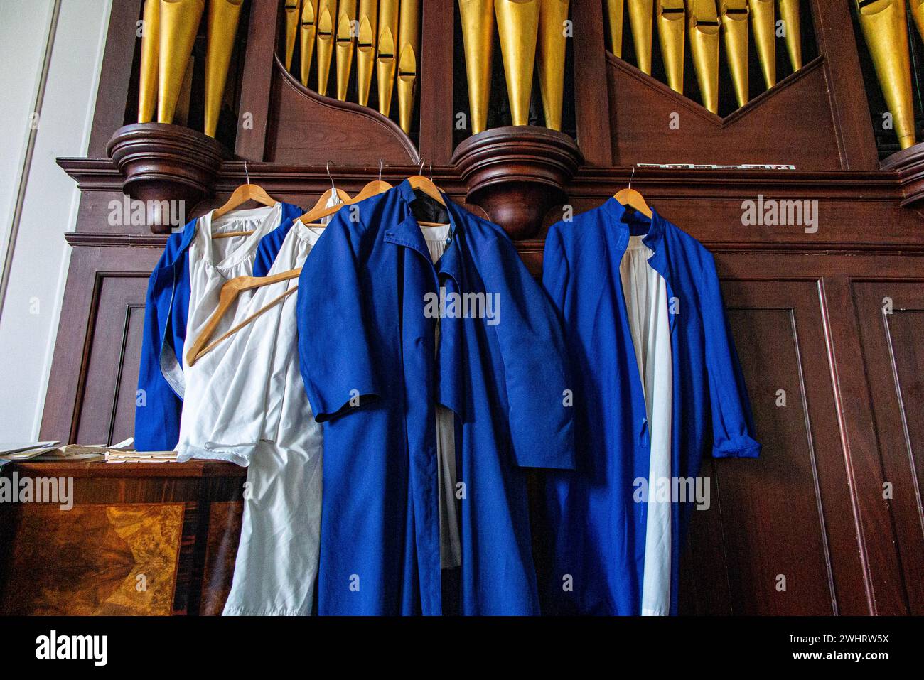 Abiti appesi all'organo nell'ordinariato della chiesa di nostra Signora di Walsingham a Soho, Londra Foto Stock