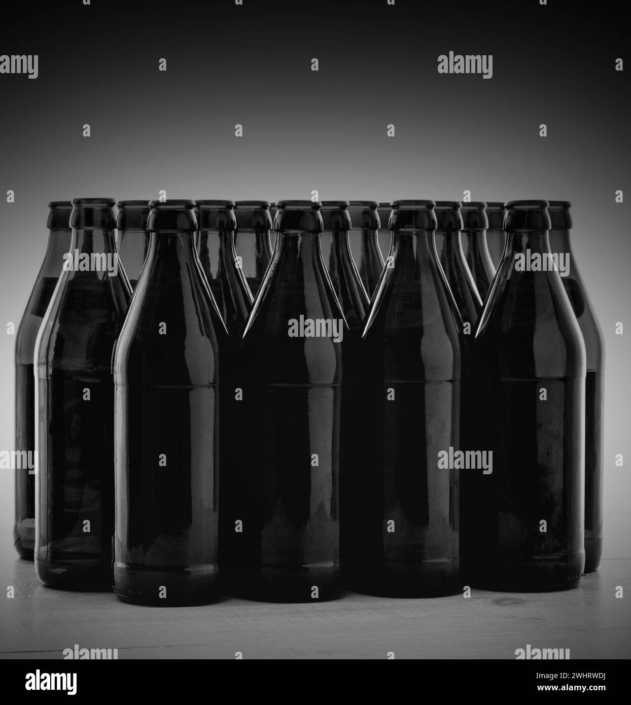 Decine di bottiglie di birra tedesche nere vuote Foto Stock