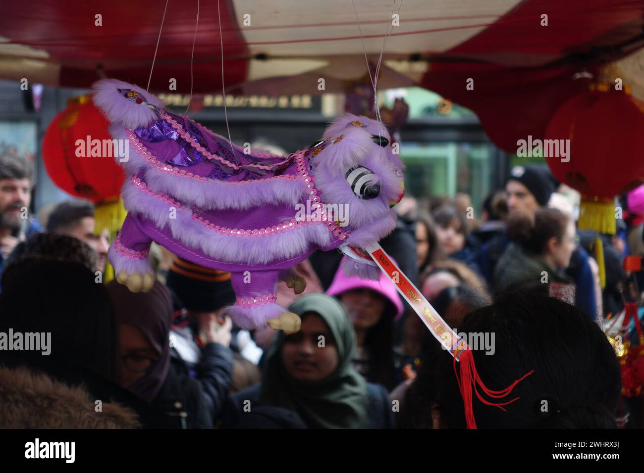 Londra, Regno Unito. 11 febbraio 2024 il centro di Londra vede migliaia di persone riunite a Chinatown, Leicester Square e Trafalgar Square mentre si svolgono le celebrazioni per il Capodanno lunare/cinese, vedendo i danzatori del drago visitare i negozi di Soho, abiti tradizionali e una calda atmosfera familiare. © Amstel Adams/ Alamy Live News Foto Stock