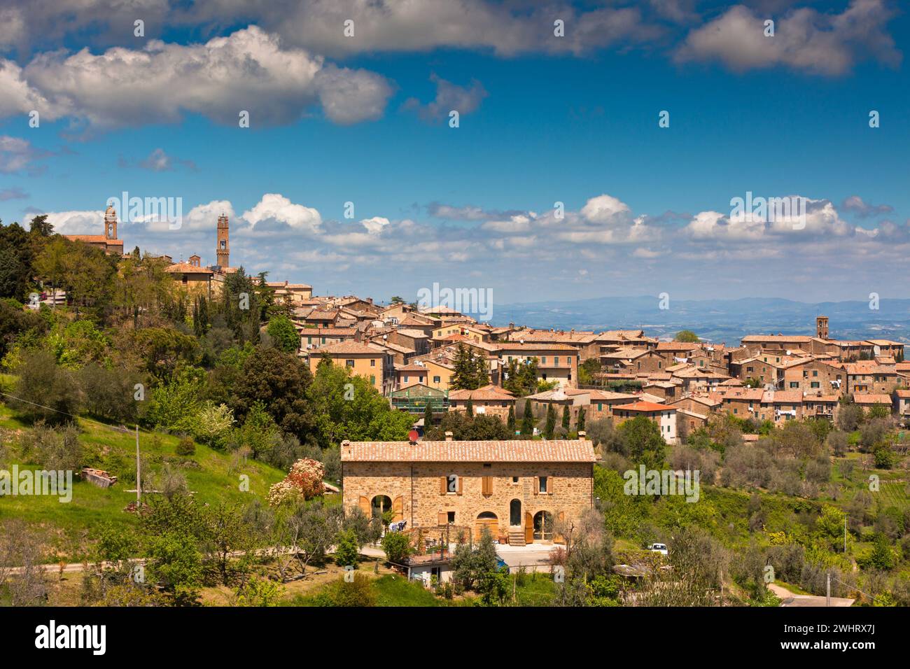 Vista sulla città vinicola toscana di Montalcino, Italia Foto Stock