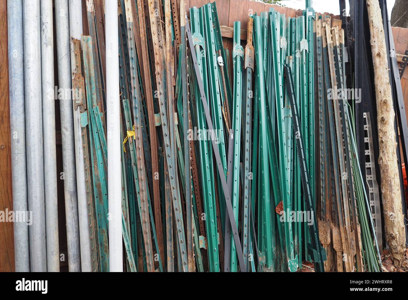 I pali e i pali saranno utilizzati quando costruiscono la recinzione. Foto Stock