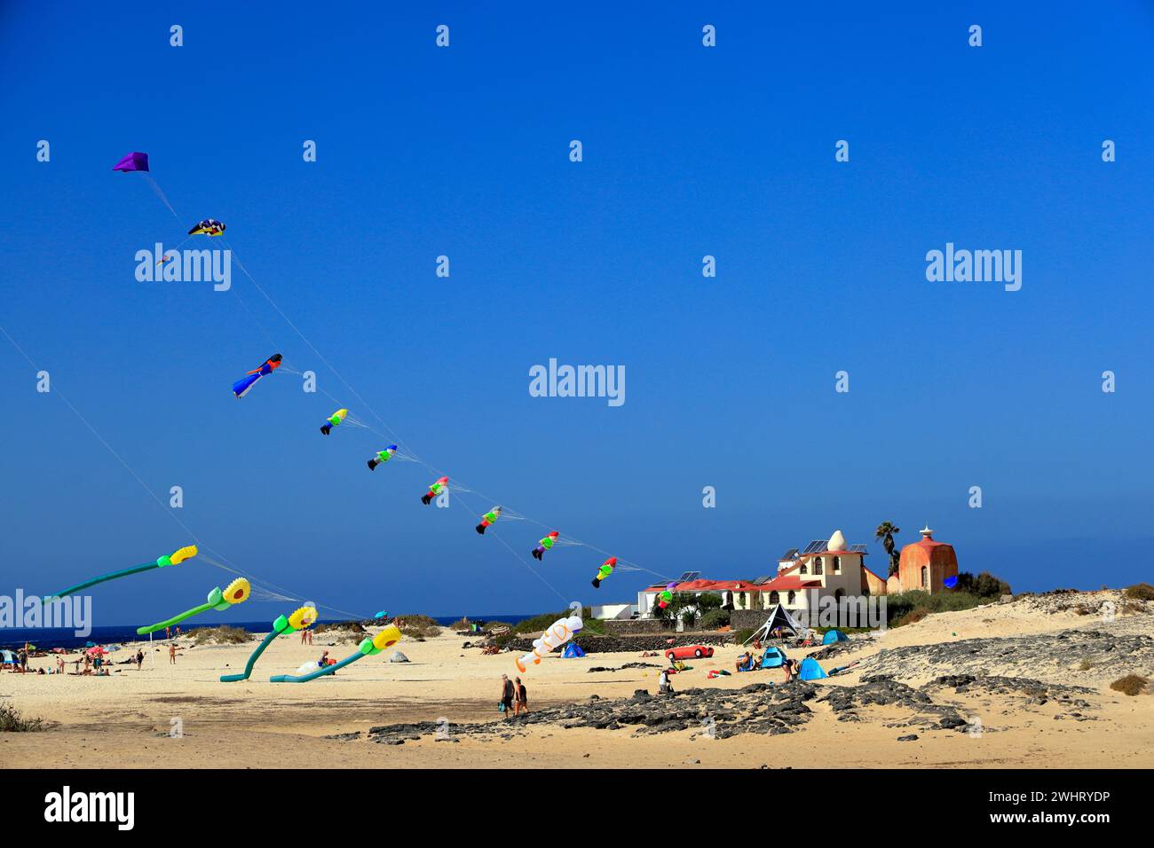 Volo aquiloni, Spiaggia la Concha, El Cotillo, Fuerteventura, Isole Canarie, Spagna. Foto Stock