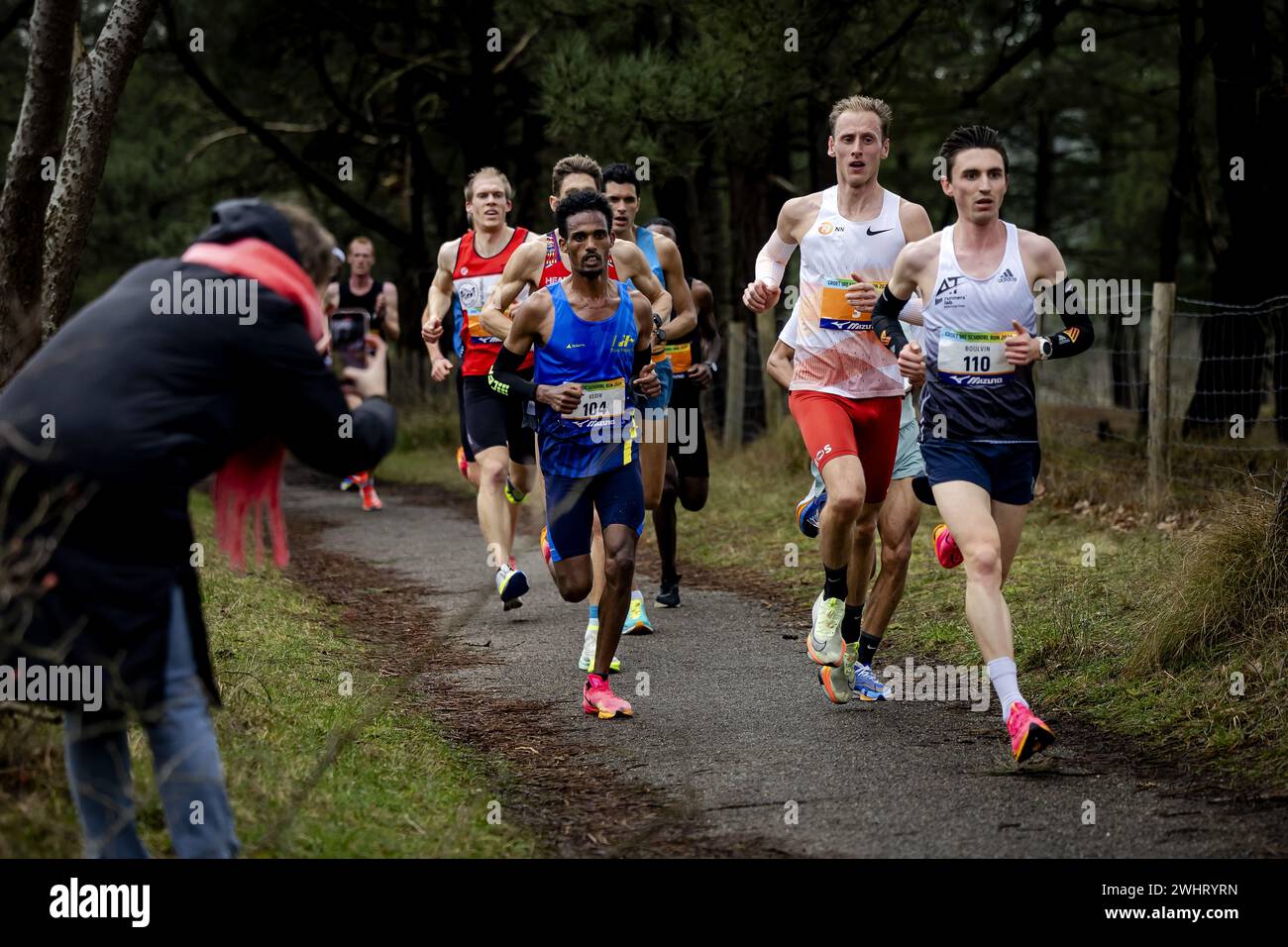 BERGEN - The leading group with Richard Douma (2nd r) of the men in action during the Dutch ten kilometer running championship. ANP ROBIN VAN LONKHUIJSEN netherlands out - belgium out Foto Stock