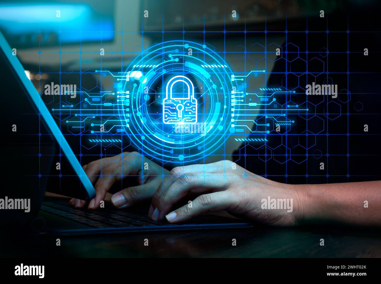 Sicurezza informatica, tecnologia di sicurezza delle reti Internet a livello mondiale, concetti di protezione dei dati digitali per la privacy. Icona blu di sicurezza digitale visualizzata su virt Foto Stock