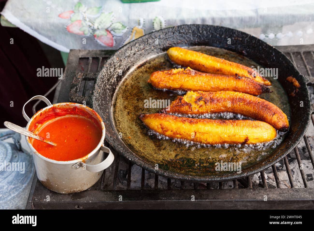 Antigua, Guatemala. Piantana per friggere, salsa calda a fianco. Foto Stock