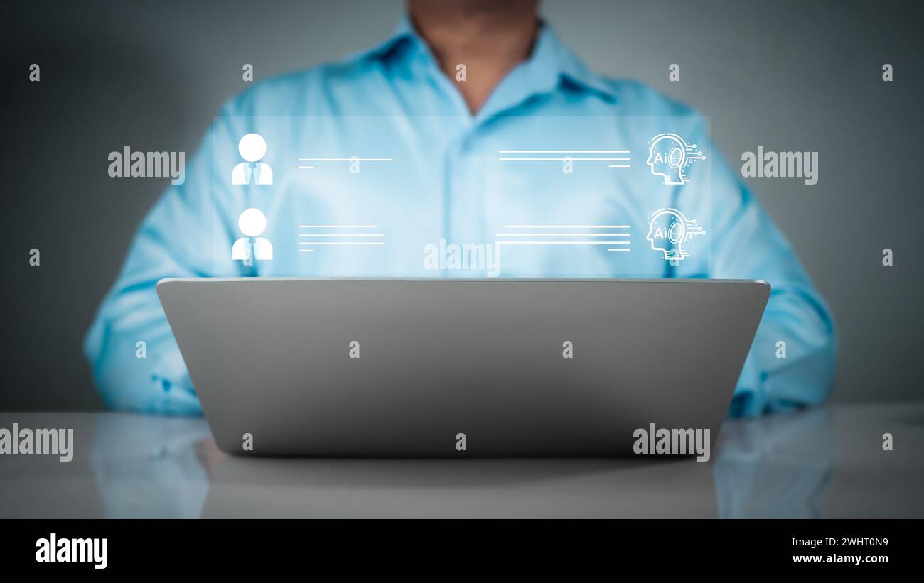 Un uomo d'affari utilizza la tecnologia informatica per digitare chat dal vivo con un computer intelligente per trovare informazioni, chiedere e rispondere con un sistema di intelligenza artificiale Foto Stock