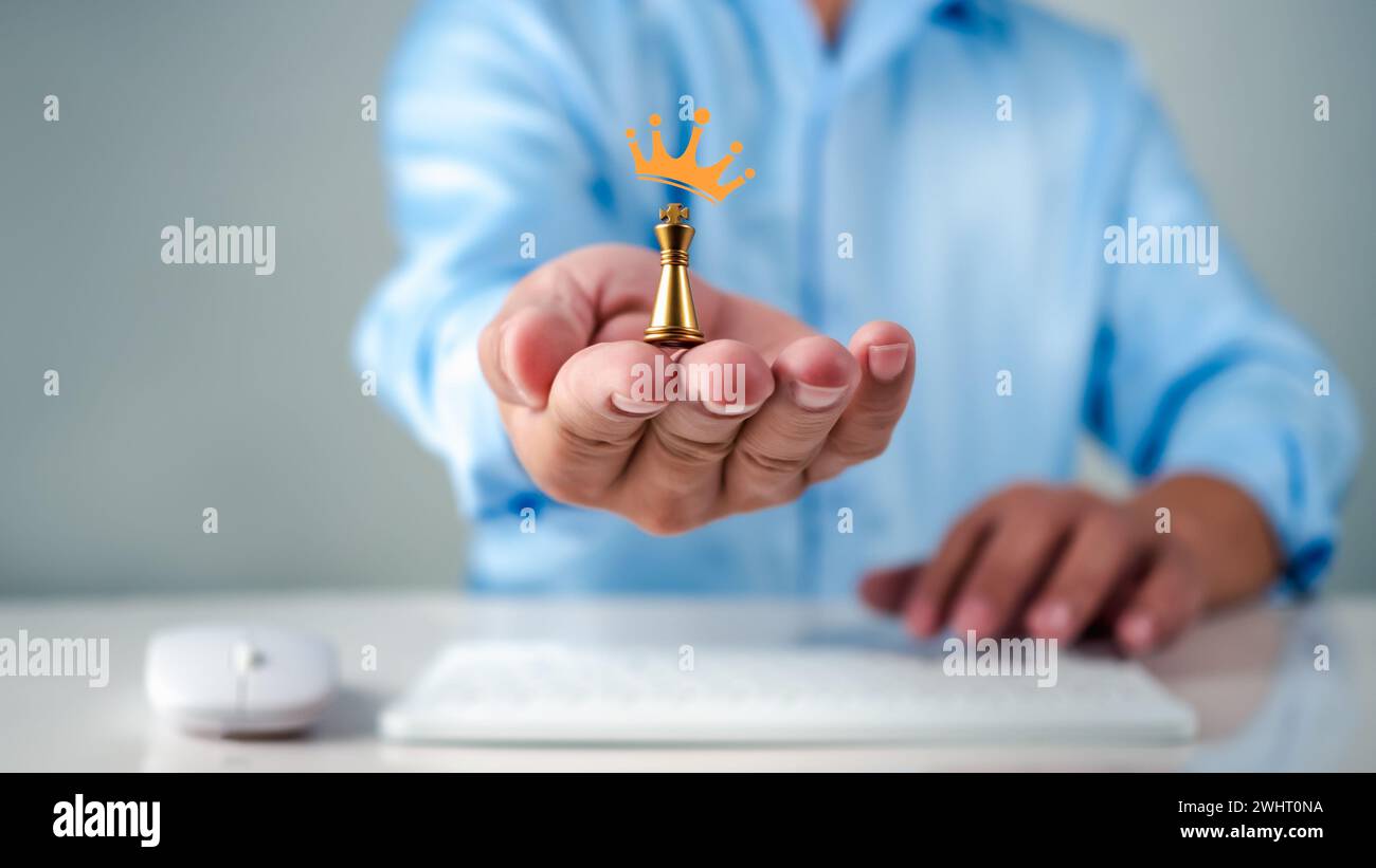 L'uomo d'affari che detiene un re lotta rappresenta il concetto di concorrenza e di adeguamento strategico per i concorrenti nel settore commerciale. Foto Stock