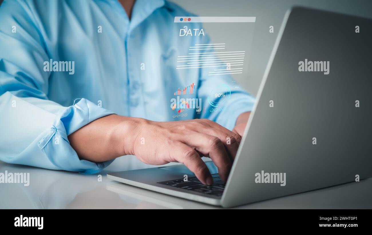 Gli uomini d'affari utilizzano i computer per analizzare e gestire i dati aziendali, le analisi aziendali con grafici, metriche e KPI per migliorare l'organizzazione Foto Stock