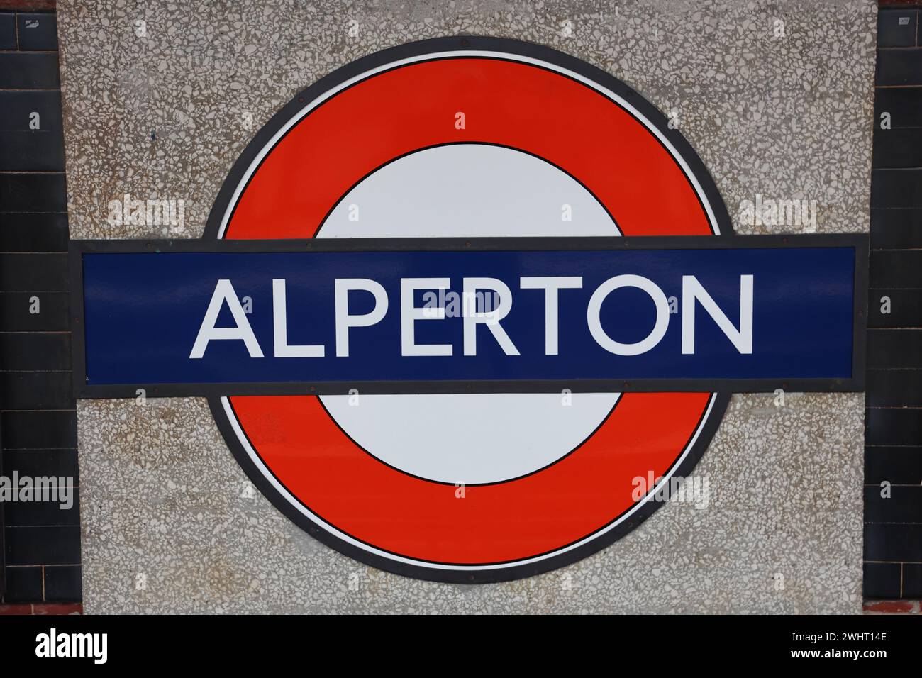 Cartello con la stazione della metropolitana di Alperton London Foto Stock