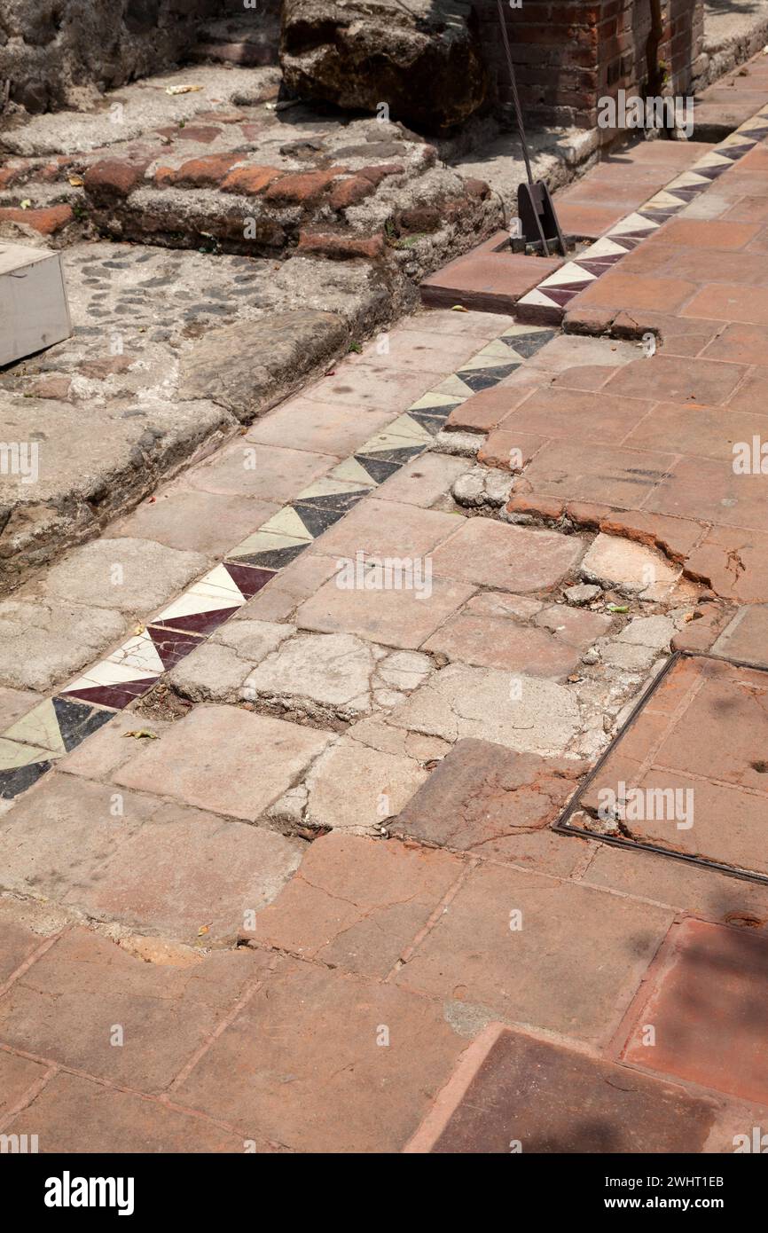 Antigua, Guatemala. Conservazione storica: Piastrelle originali del pavimento coloniale sotto copertura moderna, Hotel Casa Santo Domingo. Foto Stock