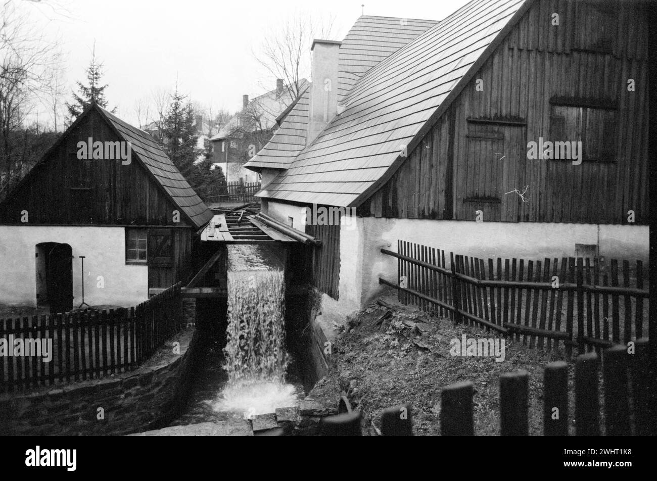 Hammer Hansel 03.05.1993, Frohnau bei Annaberg, Frohnauer Hammer, Johannes Schönherr Hammer Hansel wurde als viertes kind einer Lichtensteiner Arbeiterfamilie geboren. Er erlernte den Beruf eines Webers, den er aber wegen des Ausbruchs des Zweiten Weltkriegs nur kurzzeitig ausüben konnte. Er wurde als Soldat in eine Nachrichteneinheit in Ostfriesland eingezogen und War als Meldereiter am Ostfeldzug beteiligt. MIT einer Beinverletzung lädiert kehrte er 1946 in Die Heimat Zurück. Nach einer kurzen Rückkehr in seinen Beruf als Weber, folgte er 1948 dem Ruf zur Förderung des Uranerzes durch die SA Foto Stock