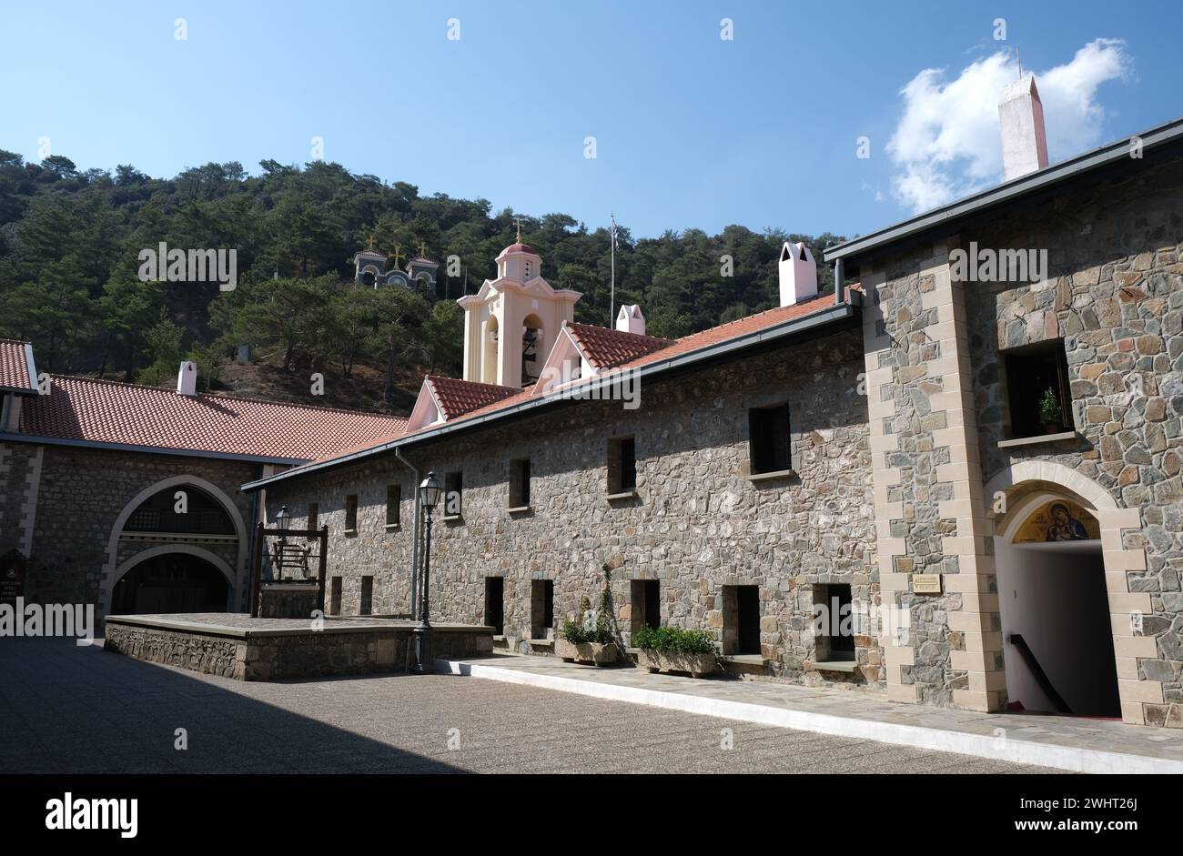 Kykkos, Nicosia, Cipro, 7 agosto 2021: Famoso monastero ortodosso cristiano di Kykkos sulle montagne di Troodos a cipro Foto Stock