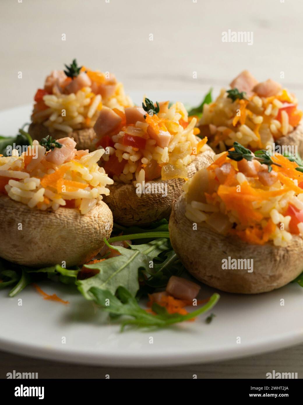 Funghi ripieni di insalata di riso con tacchino e verdure. Foto Stock