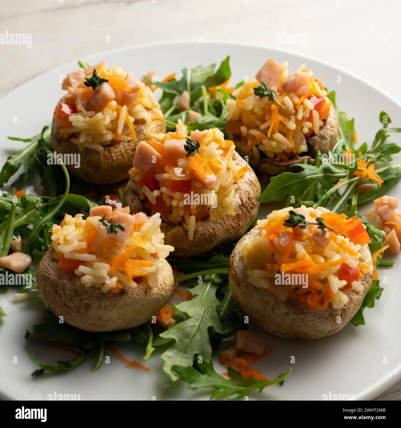 Funghi ripieni di insalata di riso con tacchino e verdure. Foto Stock