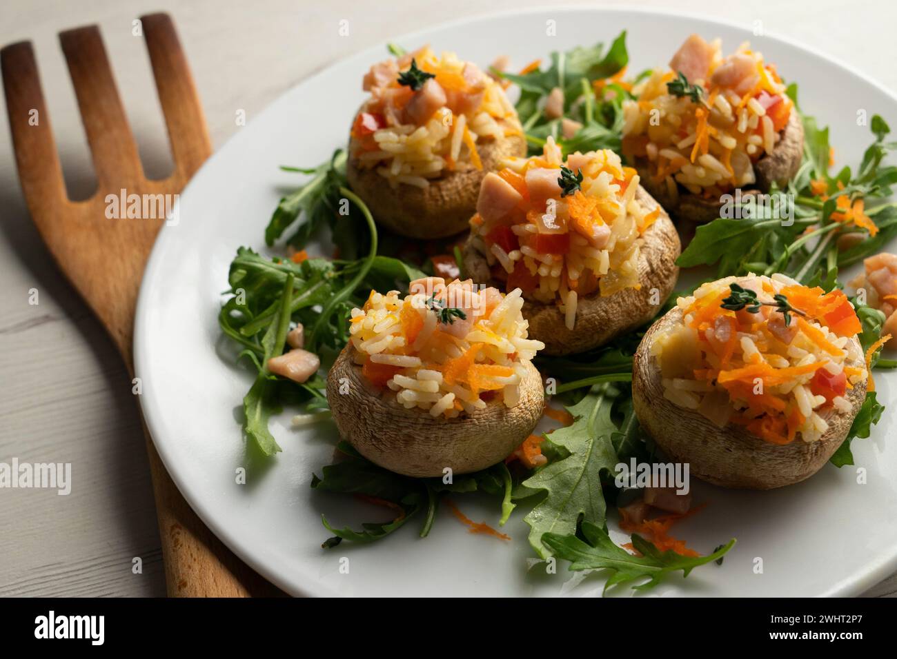 Funghi ripieni di insalata di riso con tacchino e verdure. Foto Stock