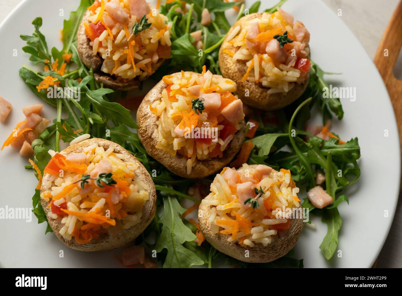 Funghi ripieni di insalata di riso con tacchino e verdure. Foto Stock