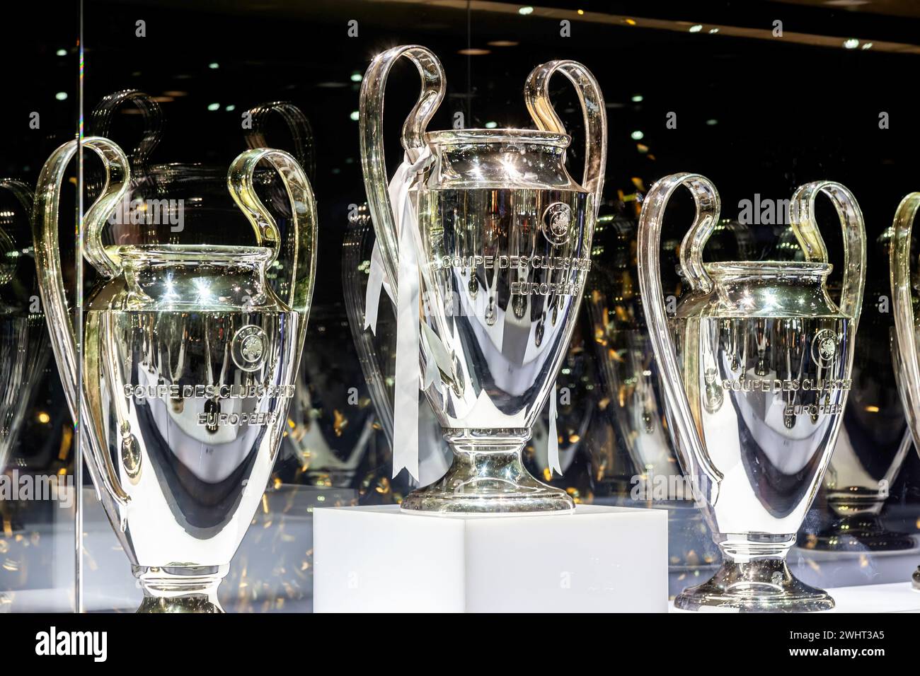 Trofei della Champions League al museo del Real Madrid allo stadio Bernabeu. Madrid è la squadra di calcio di maggior successo di tutti i tempi. Foto Stock