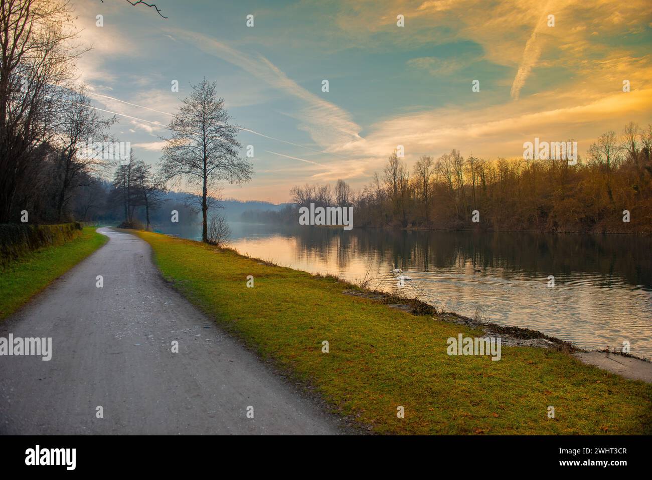 Pista ciclabile lungo il fiume Adda Foto Stock