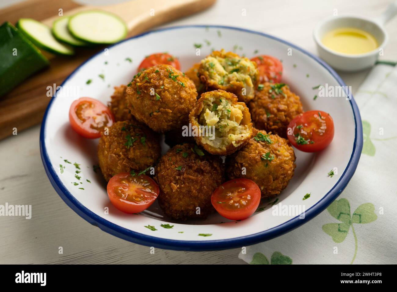 Crocchette di ceci spagnoli con melanzane e zucchine. Foto Stock