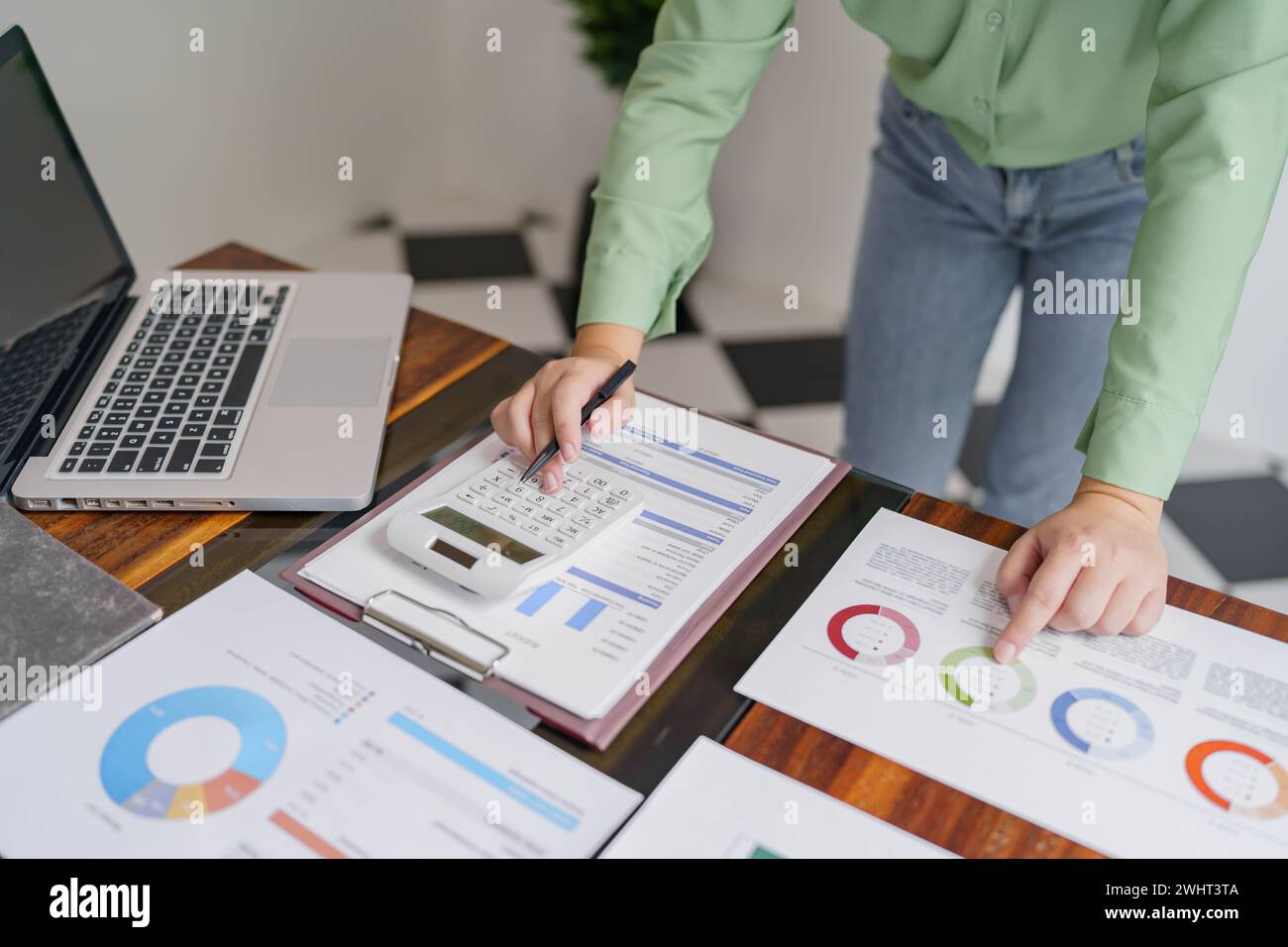 Donna d'affari che lavora in uno spazio di lavoro moderno e rispettoso dell'ambiente idee creative per investitori professionali ecocompatibili Foto Stock