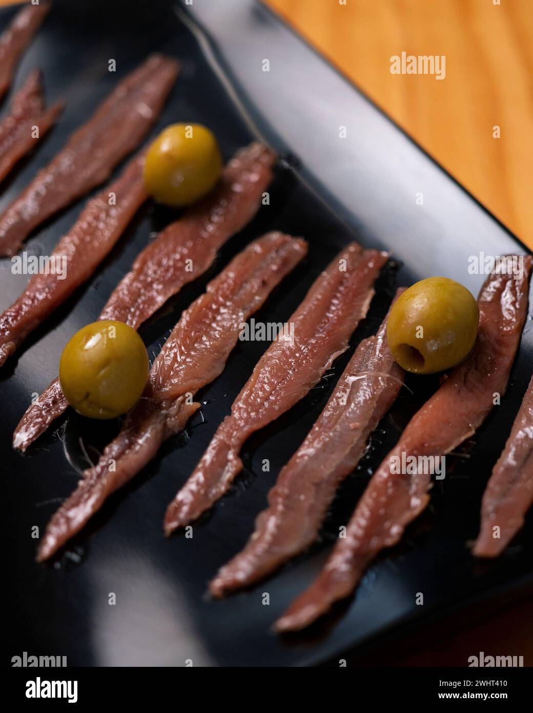 Tapa di acciuga spagnola con olive. Foto Stock