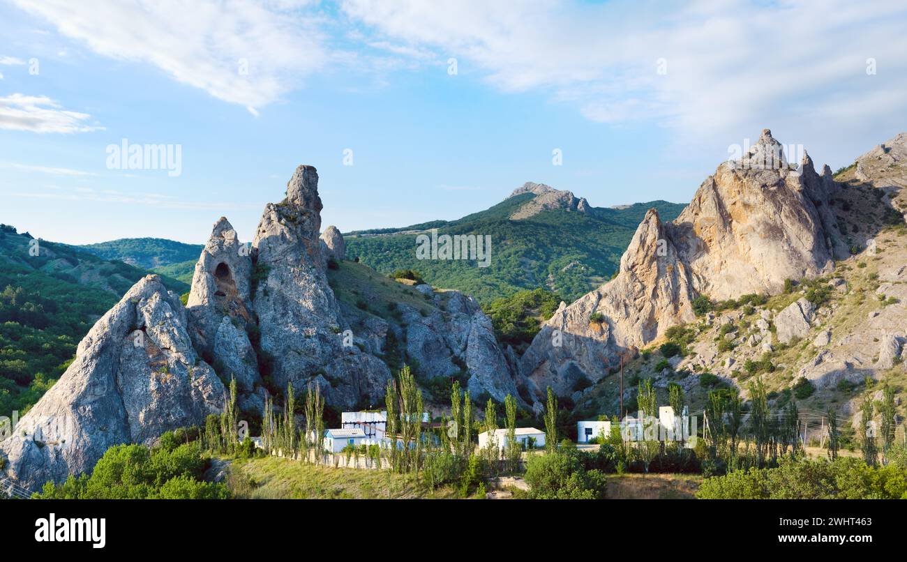 Vista serale estiva sulle montagne, Crimea, Ucraina. Due scatti uniscono l'immagine. Foto Stock