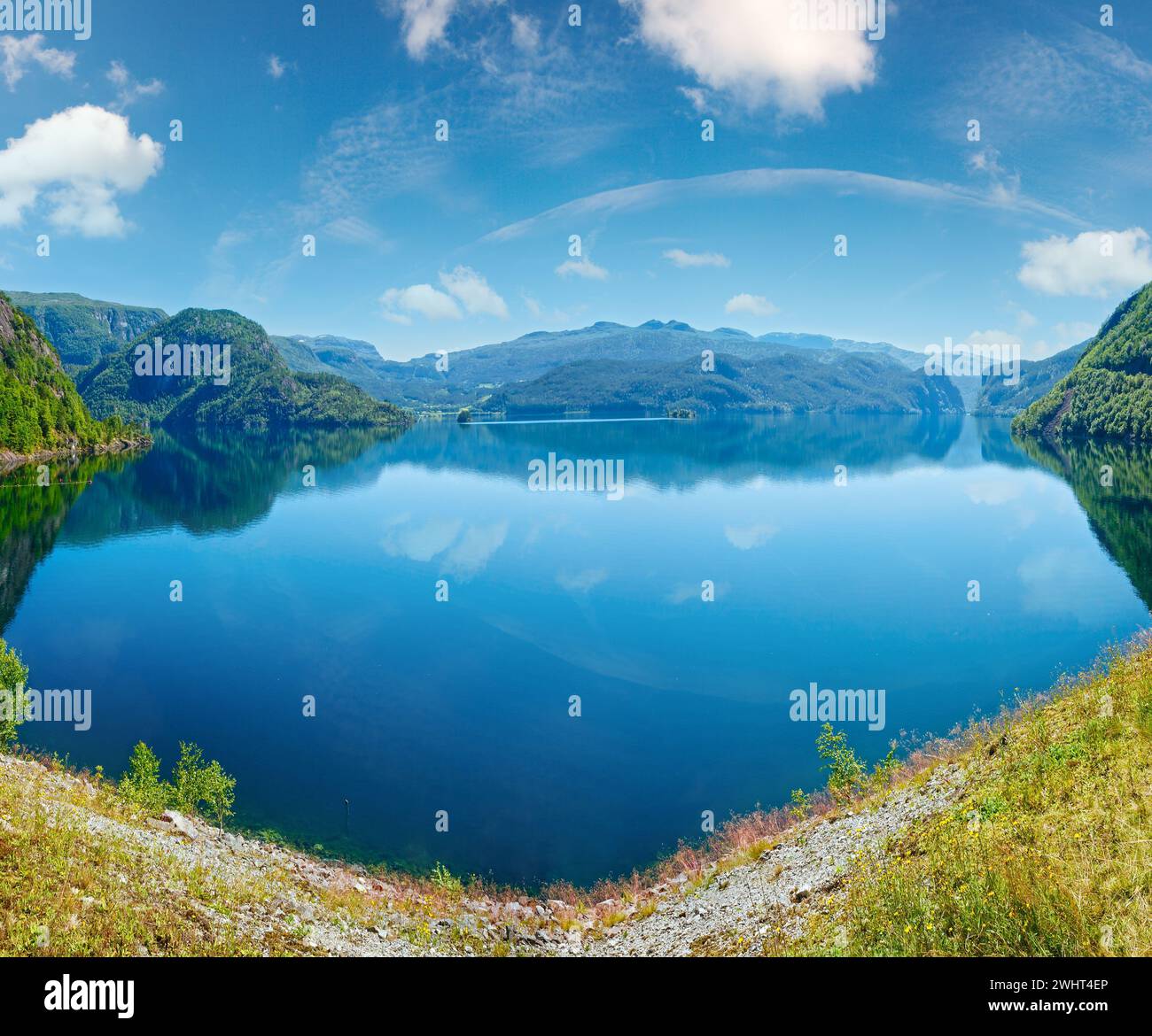 Estate montagna lago Suldalsvatn panorama (Norvegia) Foto Stock