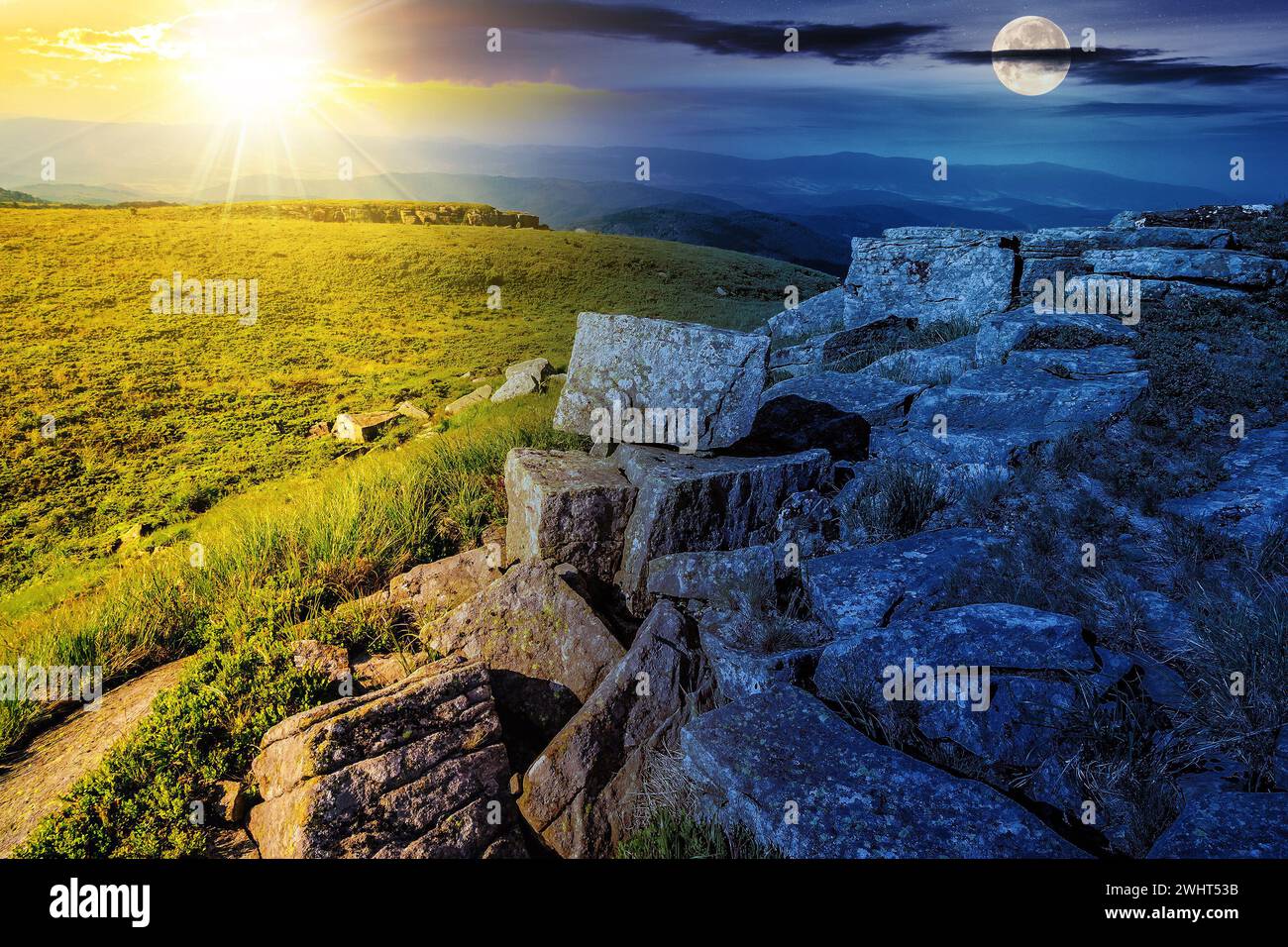 paesaggio con pietre sulla collina con sole e luna al crepuscolo. il concetto del solstizio d'estate cambia giorno e notte. misterioso scenario di montagna Foto Stock