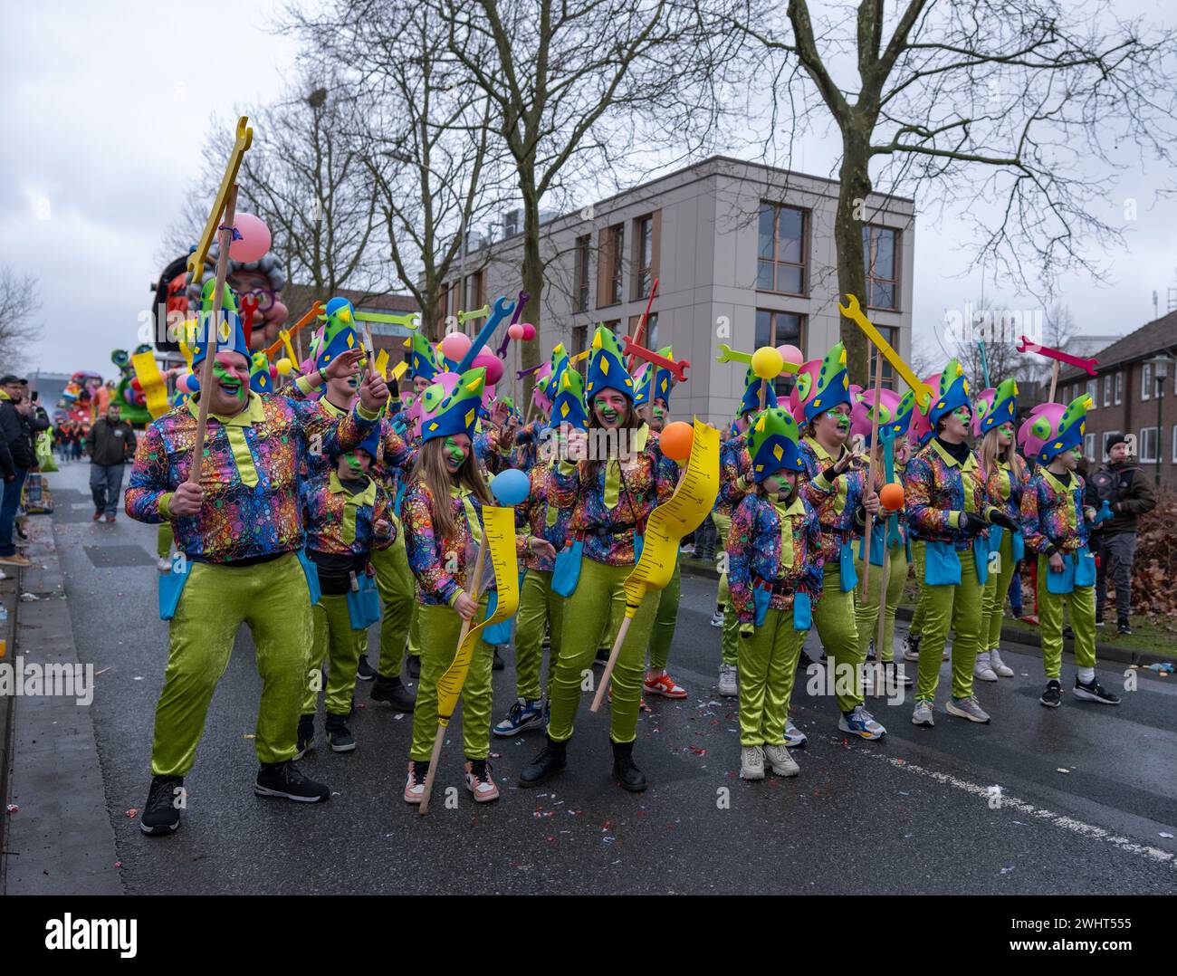 Gronau, NRW, Germania, 02.11.2024,foto della parata di Carnevale (Rosenmontag) con folle gioiose e feste di strada. Immagine ad alta risoluzione per catturare l'essenc Foto Stock