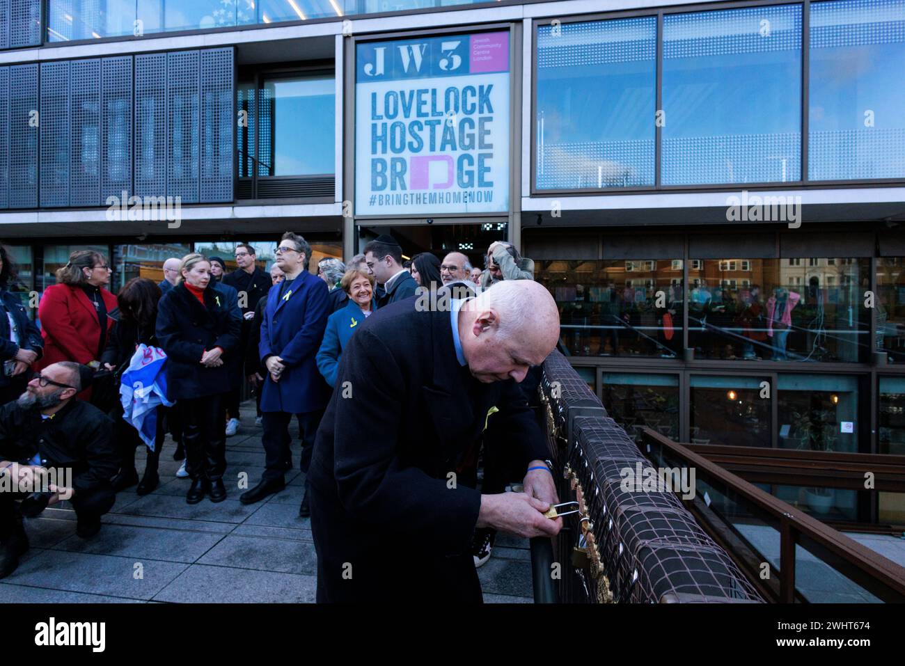 Nuova installazione di «Lovelock Hostage Bridge» presso il JW3 London Jewish Community Centre per mostrare amore e solidarietà per gli ostaggi detenuti da Hamas a Gaza. Foto Stock