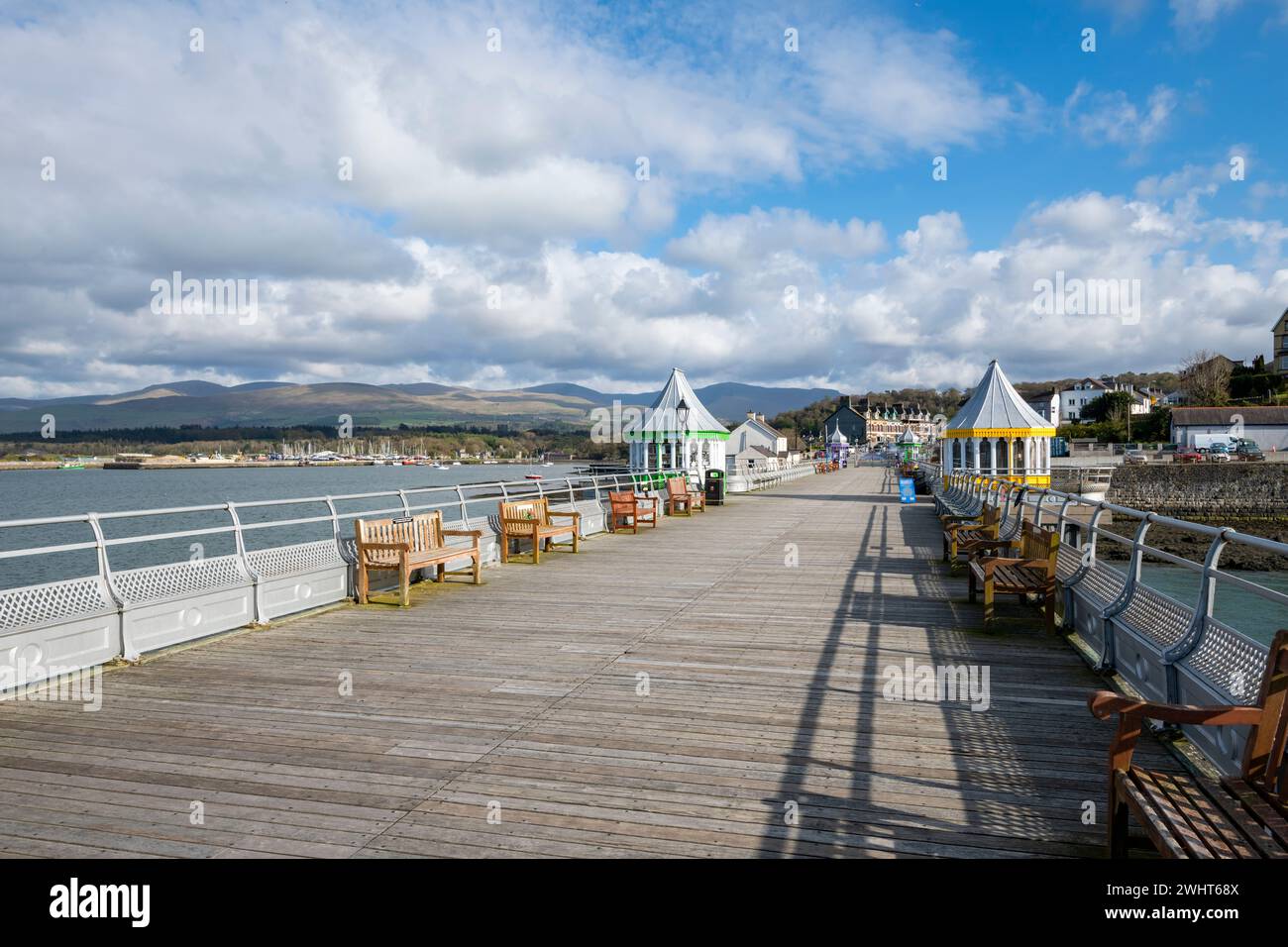 Garth Pier, Bangor, Galles del Nord. Un lungo molo storico che si affaccia sullo stretto di Menai. Foto Stock