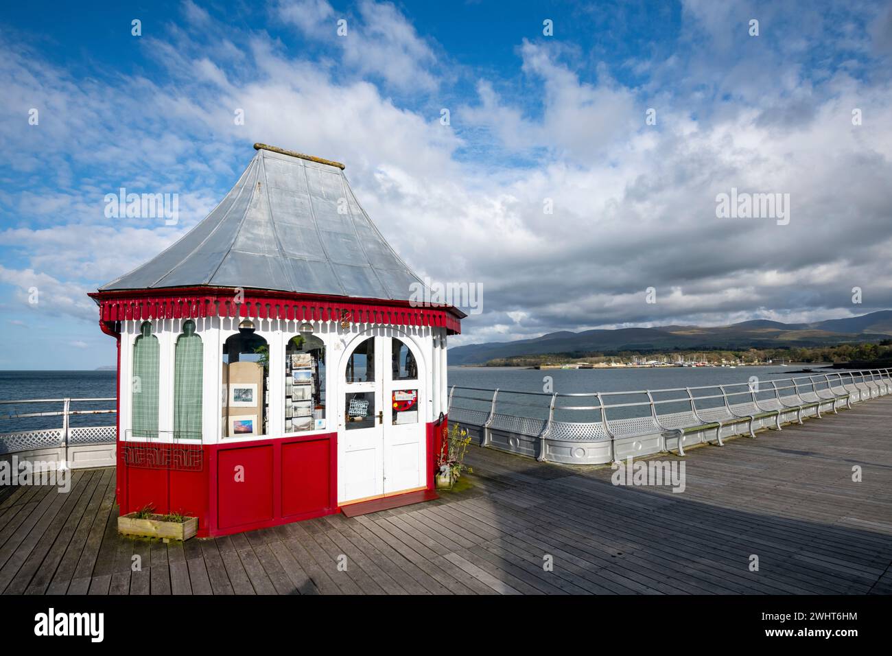 Chiosco rosso ornato sul molo di Garth, Bangor, Galles del Nord. Foto Stock