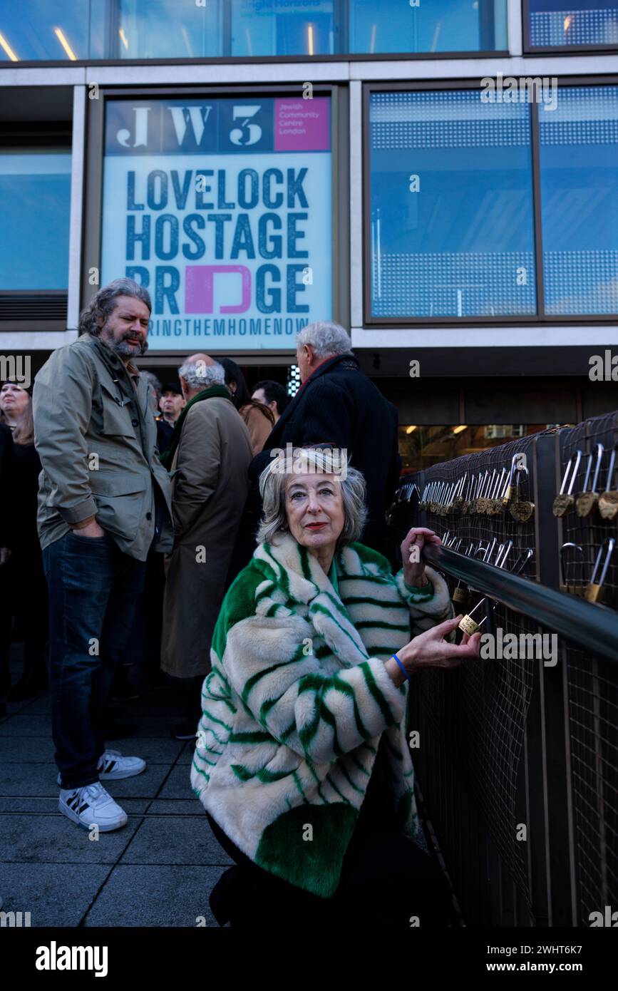 Nuova installazione di «Lovelock Hostage Bridge» presso il JW3 London Jewish Community Centre per mostrare amore e solidarietà per gli ostaggi detenuti da Hamas a Gaza. Foto Stock