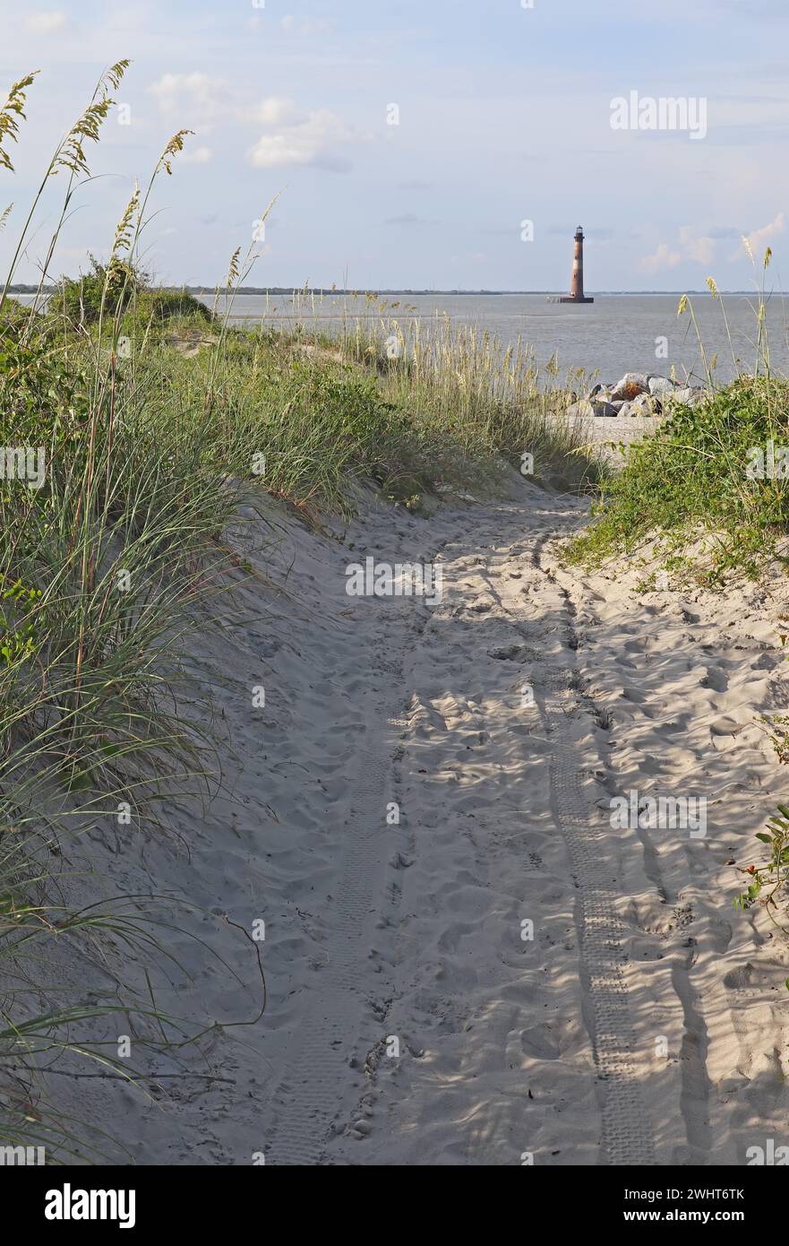 Lighthouse Inlet Heritage Preserve all'estremità settentrionale di Folly Island, South Carolina, con il faro di Morris Island sullo sfondo Foto Stock