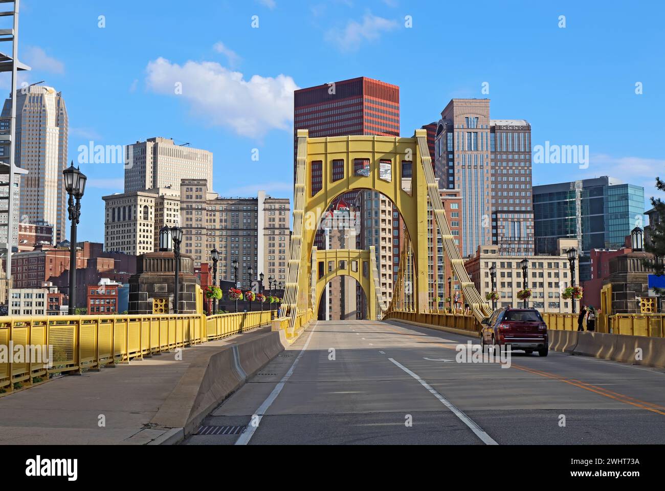 Parziale skyline del centro di Pittsburgh, Pennsylvania visto dal ponte Andy Warhol sul fiume Allegheny Foto Stock