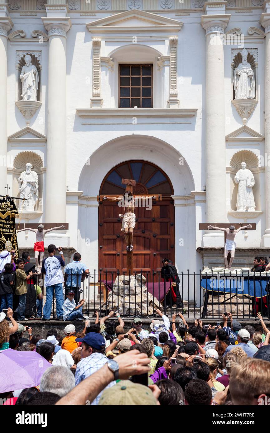 Antigua, Guatemala. Effigi di Gesù Crocifisso con i due ladri, di fronte alla Cattedrale di San Jose, Semana Santa, Venerdì Santo. Foto Stock