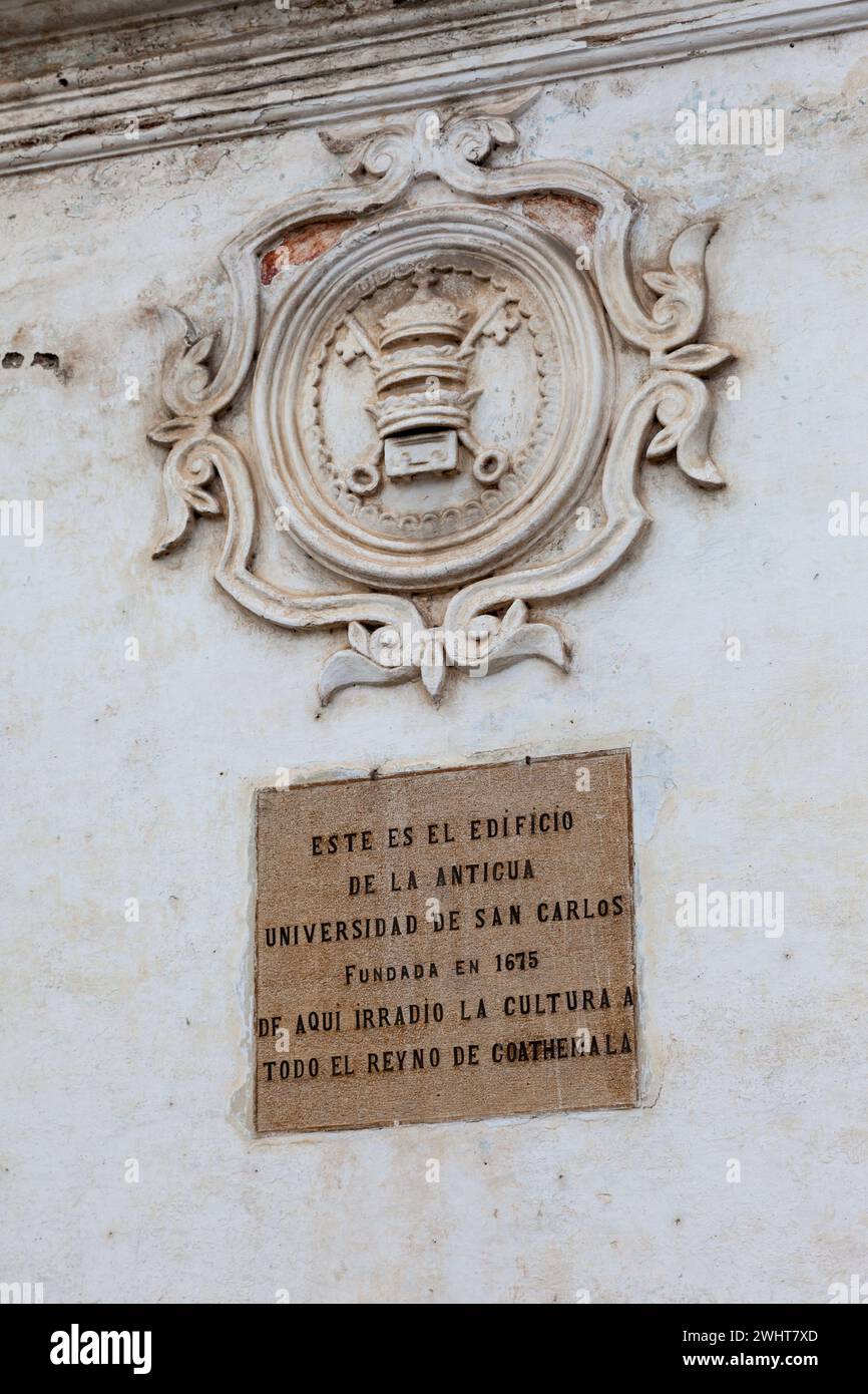 Antigua, Guatemala. Stemma sul muro dell'Università di San Carlos, fondata nel 1675. Foto Stock