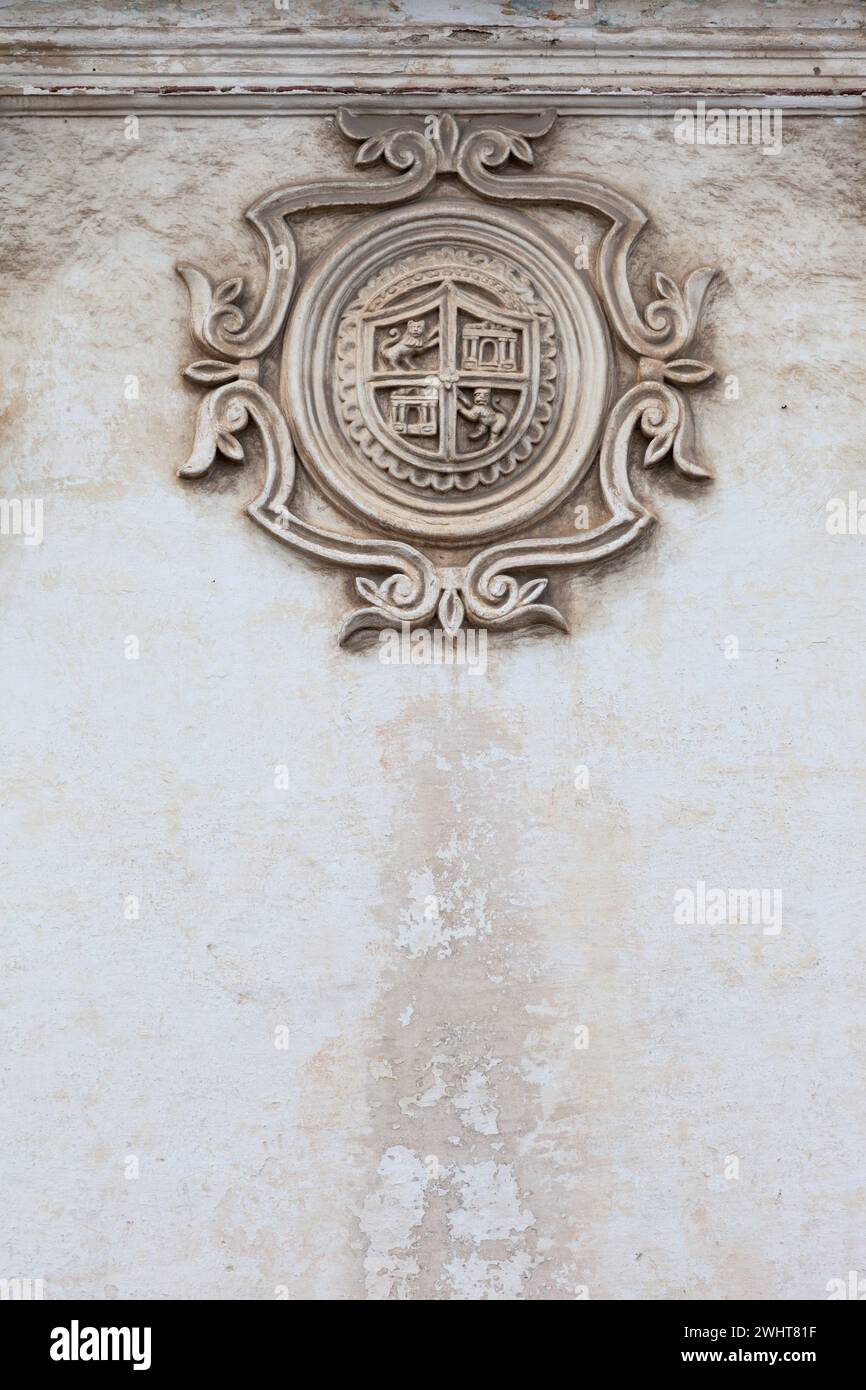 Antigua, Guatemala. Stemma sul muro dell'Università di San Carlos, fondata nel 1675. Foto Stock