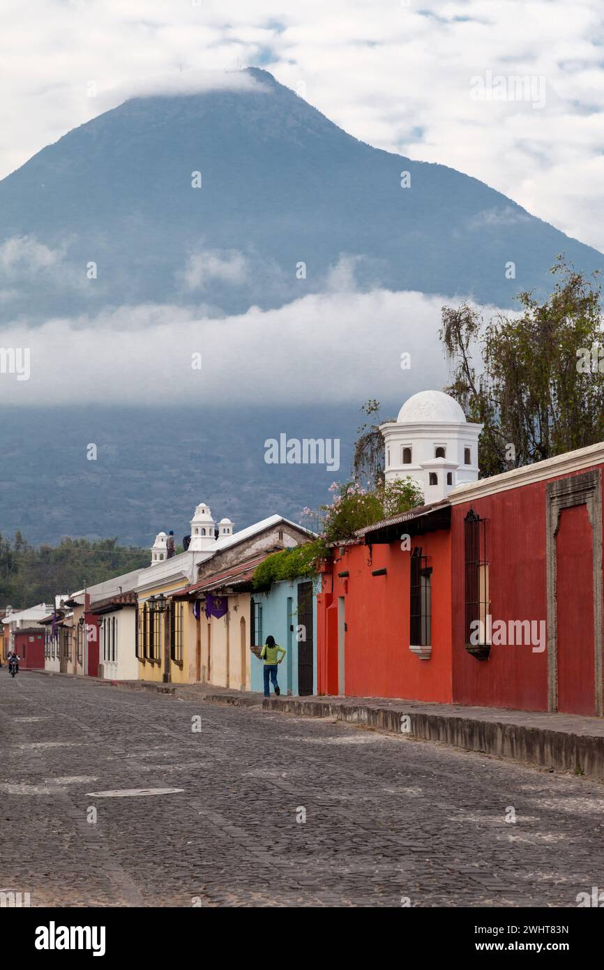 Antigua, Guatemala. Vulcano Agua Torri sulla città. Foto Stock